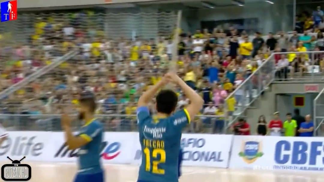 アレッサンドロ・ローザ・ヴィエイラのインスタグラム：「🇧🇷Hoje faz 3 anos do meu último jogo pela Seleção Brasileira 🇧🇷   Ficam as melhores lembranças possíveis! ✅  🥅 Teve gol 400 e 401   Brasil 4x2 Paraguai ⚽️  Jaraguá do Sul SC ❤️」