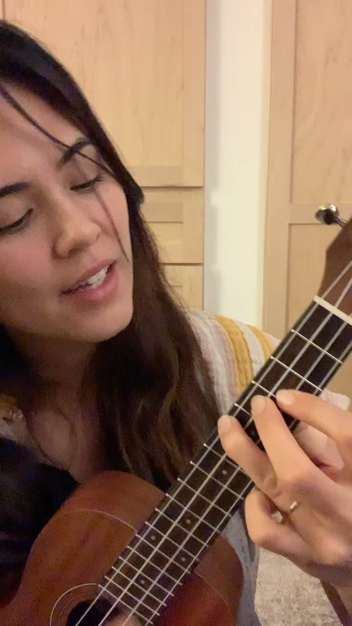 プリシラ・アーンのインスタグラム：「Hiii!!! This is for all the people who have asked me how to play “Find My Way Back Home” on the ukelele!   *Notes -Bandaid on my thumb from a pumpkin carving accident a few hours earlier. 🎃 And I am not a good ukelele teacher!」
