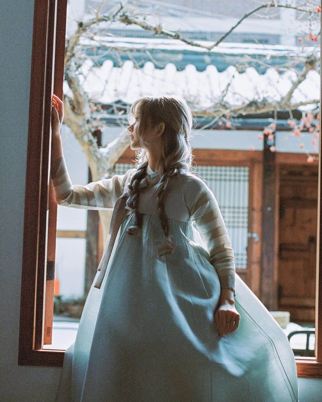Shikaさんのインスタグラム写真 - (ShikaInstagram)「Model: @risa.yu 🇰🇷  #hanbok #koreanstyle #koreastyle #korea #korean #girls #girl #koreangirl」10月28日 15時53分 - shika.kamisaka