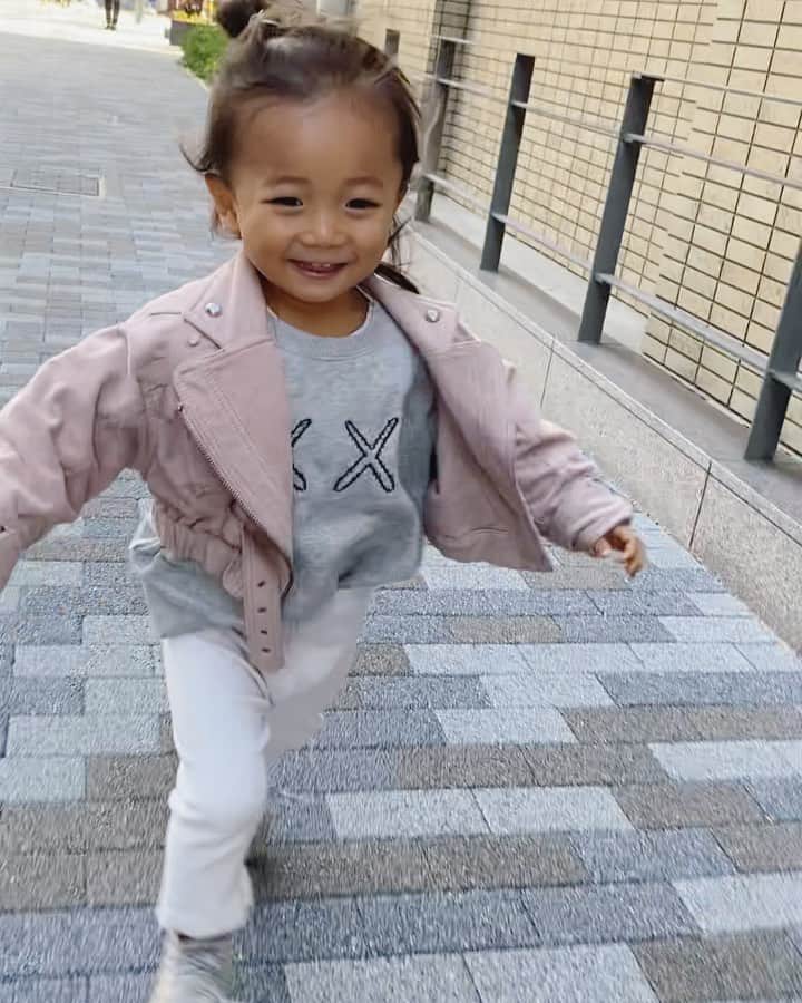 谷口紗耶香のインスタグラム：「Smile〜😍😍😍😍　このbabyとkidsの間の時の笑い声たまらんよね。  jK ... @snidel_official (snidelの子供服もう無いのかな？😳  スウェット&レギンス　.. @uniqlo @uniqlo_jp   スニーカー　.. @yeezyinfant   UNIQLO様の　#リブレギンスしか勝たん   超絶　丈夫だよね？？？❣️」
