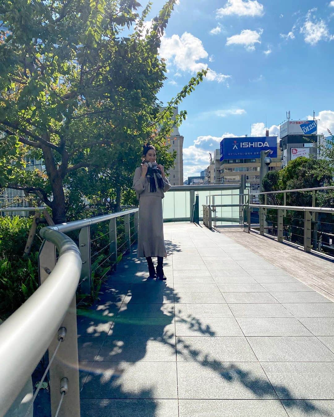 太田麻美のインスタグラム：「バゲット撮影オフショット🥖 本日放送されたバゲットは、 Oggiスタイリスト:槇佳菜絵様 直伝！ 秋冬トレンドのストールや巻き方のご紹介でした🧣✨ 私もこれから活用していきたいと思います🤍  @baguette_ntv   #tv #model  #バゲット #日テレ #モデル #ストール #ストールコーデ #ストール巻き方 #トレンドコーデ」