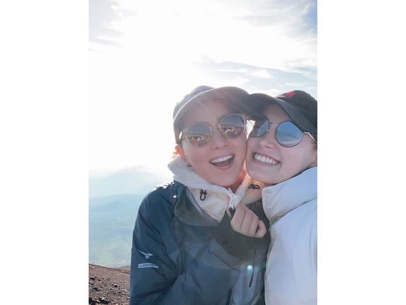 石川恋さんのインスタグラム写真 - (石川恋Instagram)「そういえば少し前に、 トラやしよちゃんたちと人生初の 富士山に登って来ましたーー🗻🔥 とっても思い出に残る一日だったので長文になります！笑  死ぬまでに一度は日本一の山、 富士山に登ってみたい！と思っていたので 念願叶って本当に嬉しかった〜！！ 、、なんて簡単には言えないくらい、 実際はめちゃめちゃ辛かった、、、、笑 今回は20時頃に須走口の五合目からスタートして、 途中の山小屋には泊まらずに ご来光まで一気に駆け登りました。 普段から運動はしている方だし、 少しは辛いかもしれないけどいけるだろう！ と軽い気持ちで登り始めてしまったのですが、 六合目辺りで既に体力もメンタルも撃沈（早）  標高が高くなるにつれ空気が薄くなり呼吸は苦しいし 休憩したくて足を止めても、凍えるような寒さが 襲ってきて長くは止まっていられないし 歩き始めたは良いけど脚が重くてせいぜい20歩が限界、、 一歩踏み出すたびに、この一歩が最後かも。の連続。 さらには寒暖差アレルギーが発症してしまい 鼻水とくしゃみが止まらない🤧 あ、私これ無理かも。って心の中で本気で思った。  でも、そこで救ってくれたのが 立ち止まった時に目に映る綺麗な星空や 休憩で食べるおにぎりやお菓子😋🍙 そして何よりも、仲間たちの もうちょっとだよー！頑張ろう！！の声！ みんなしんどいはずなのに、 弱音を吐く人なんて一人もいなくて ポジティブな言葉だけが飛び交っていて。 だから私も負けずに、いけるよー！！ と元気な声を出し続けていられました💪 一緒に行く人でモチベーション全然違うと思う。 私は今回のメンバーだったから登れたなぁ。  そんなこんなでほぼノンストップで登り続け、 無事ご来光前に頂上に到着！ 天気も良く、これ以上のコンディションは ないんじゃないかってくらい 素晴らしいご来光を見ることができました🌅 辛かった気持ちや疲労が全部吹っ飛ぶくらい綺麗で、 達成感と感動で胸がいっぱいになった。 一生忘れられない景色、思い出です。 あと、頂上で食べた豚汁が 涙が出るくらい美味しかったな😭🍲 それから、下山の時に急にトラが思い出したように これ富士山で恋ちゃんに渡そうと思ってたの！ と、お誕生日プレゼントをくれたのも素敵な思い出🎁笑  本当に自分との戦いだったけど、乗り越えてみたら なんだかレベルアップしたような感覚🎖 前より強くなれた気がします！ 本当に登って良かったし、 改めて挑戦することの意義や大切さを実感しました。 これからもやりたいこと、興味のあることには どんどん積極的に挑戦していきたい❤️‍🔥 #富士山 #mtfuji #mtfujijapan #富士山登山 #トラウデン直美 さん」10月28日 16時40分 - ren_ishikawa