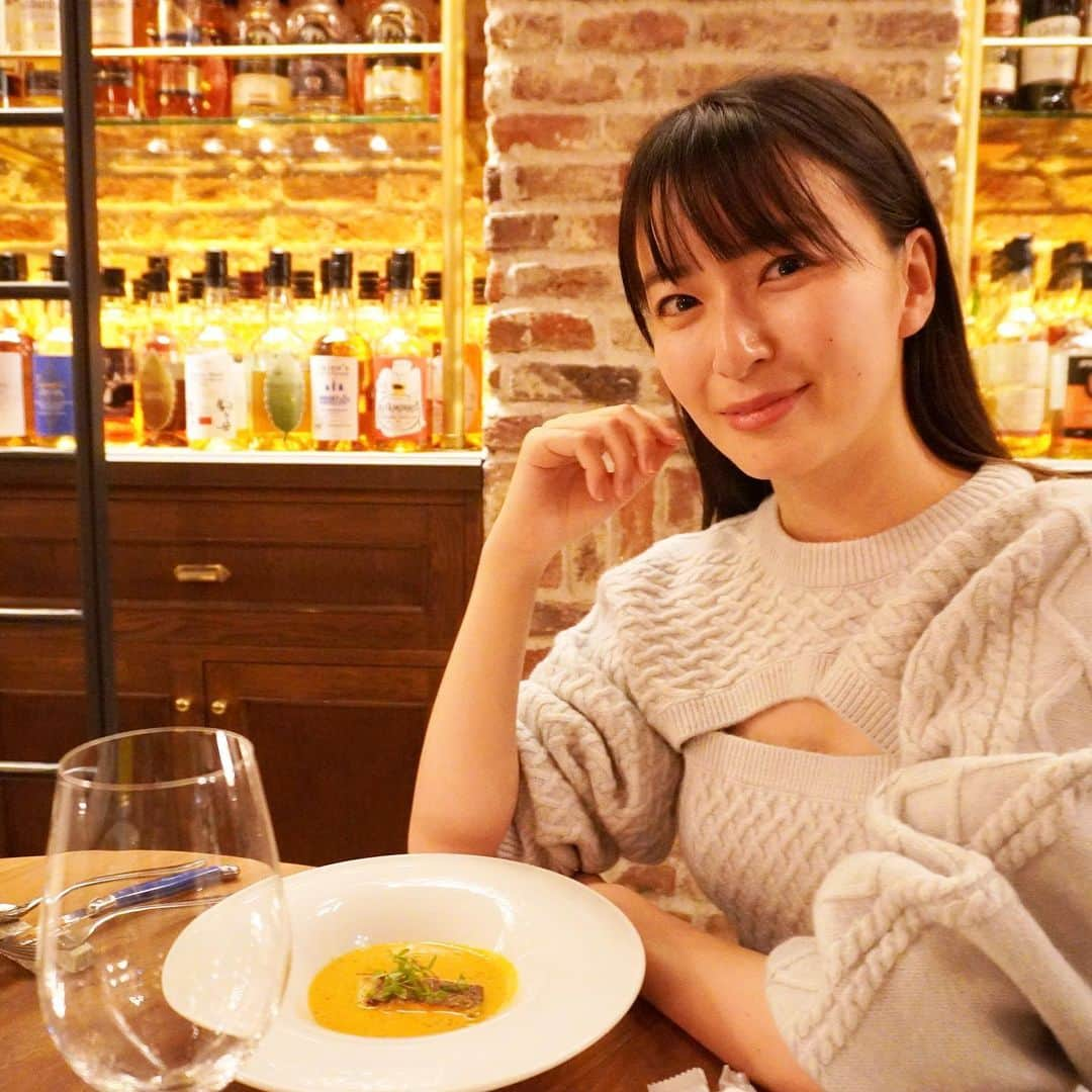 岩間恵さんのインスタグラム写真 - (岩間恵Instagram)「今月友達の誕生日だったのでバースデープレート頼んだつもりが「Happy Anniversary 」ってきて、めっちゃ記念日デート感出てしまった🥺(私のミスですこれは。。笑)  ウィスキー大好きな私たち、選ぶの苦戦した〜！  #tokyowhiskylibrary #表参道ごはん #表参道ディナー #記念日デート に良き◎」10月28日 17時21分 - iwamame