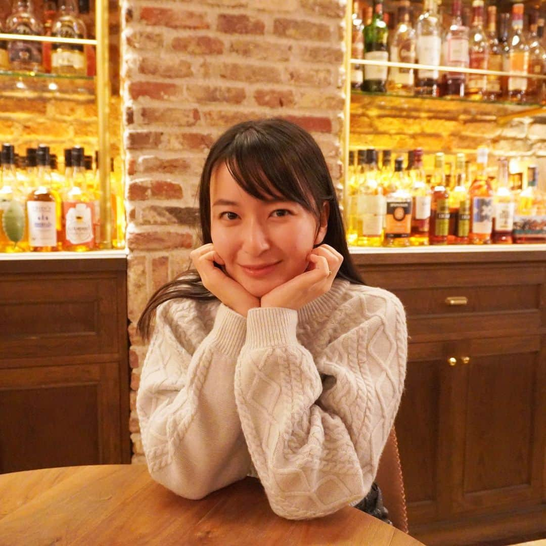 岩間恵さんのインスタグラム写真 - (岩間恵Instagram)「今月友達の誕生日だったのでバースデープレート頼んだつもりが「Happy Anniversary 」ってきて、めっちゃ記念日デート感出てしまった🥺(私のミスですこれは。。笑)  ウィスキー大好きな私たち、選ぶの苦戦した〜！  #tokyowhiskylibrary #表参道ごはん #表参道ディナー #記念日デート に良き◎」10月28日 17時21分 - iwamame