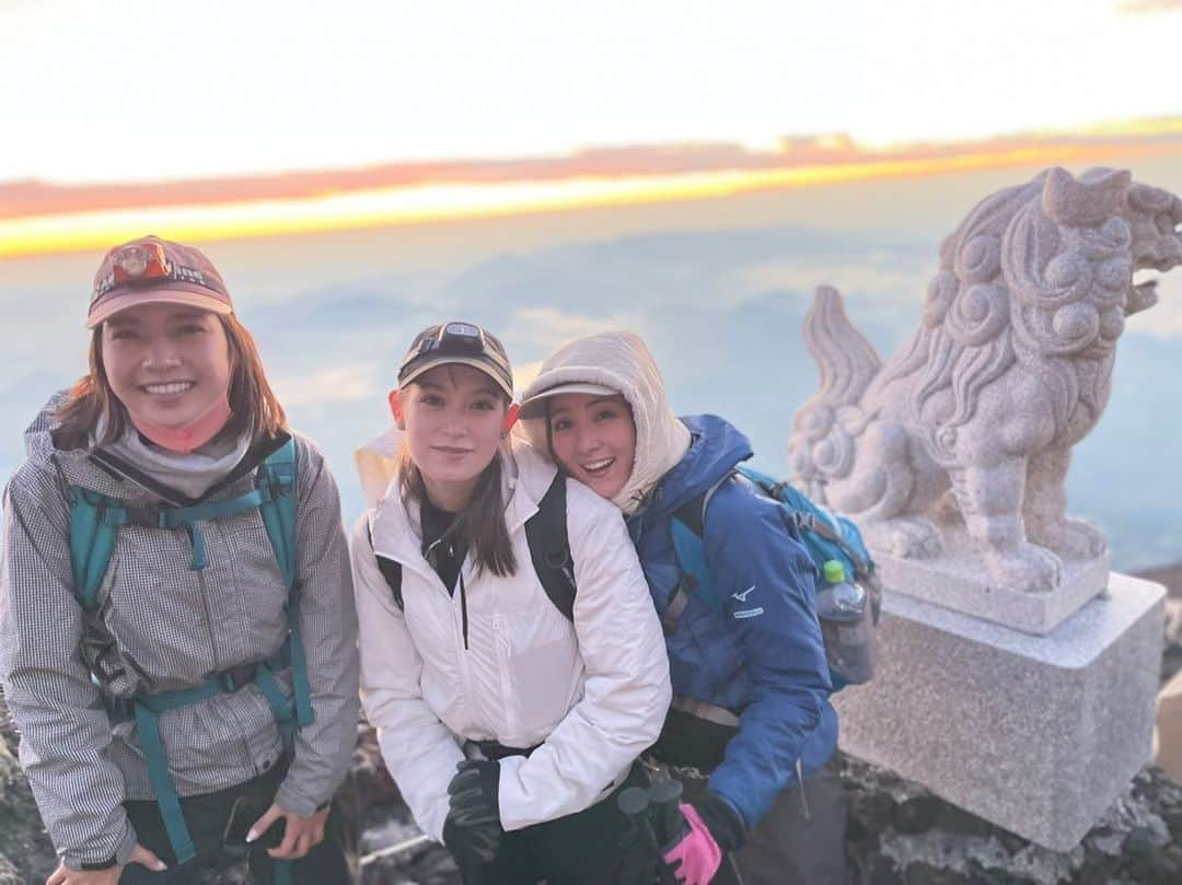 トラウデン直美さんのインスタグラム写真 - (トラウデン直美Instagram)「人生初の富士登山🗻✨  少し前に恋ちゃん、しよちゃん、りこぴんたちと一緒に富士山に登りました。まえから人生に一度は登ってみたいと思っていた富士山。  正直、甘くみていました。もちろん万全の体調、装備、メンタル！で行ったのだけど、思ってる以上にキツくて、体も心も何度もめげそうになりました。登っても登ってもつかなくて、よし！7合目だ！と思ったら本7合目とやらがやってきて。いつ終わるの…。と途中で泣きそうでした。  だけど、山頂に待っていたご来光と景色の美しさをみて、心の底から登ってよかったと感じました。登ってる間辛いのをグッと飲み込んで我慢していた涙が、地球の大きさ、自然の雄大さ、自分自身の小ささを感じて思わず感動でぽろぽろと泣いてしまいました🥲 ちっぽけな自分だけど一歩一歩ちょっとずつでも地道に登っていくと、ちゃんと頂上に辿り着くんだな、と。 越えられない山はないんだな、と。先人たちのいう励ましの言葉の意味を身をもって感じました。  ただ、1人では確実に達成できなかった！！一緒に行ったみんなと励まし合いながら、楽しみながら、飴玉とかお菓子を分け合いながらだったから登り切れた！😭 本当に本当に感謝！ 休憩で見たたくさんの流れ星も忘れられない💫  普段だったら登らないであろうしよちゃんが一緒に登ってくれたのも嬉しかったし、りこぴんと歩きながら恋バナしたことも、恋ちゃんと下山でジャッカルになったことも本当に忘れられない思い出になった！みんな大好き！！！❤️  でも、何より忘れられないのは、疲れた体に染み渡る温泉の気持ちよさ。笑　最高のご褒美でした♨️  #富士山」10月28日 17時16分 - naomi_trauden_