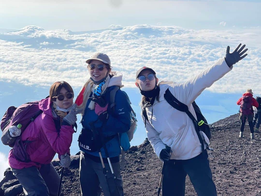 トラウデン直美さんのインスタグラム写真 - (トラウデン直美Instagram)「人生初の富士登山🗻✨  少し前に恋ちゃん、しよちゃん、りこぴんたちと一緒に富士山に登りました。まえから人生に一度は登ってみたいと思っていた富士山。  正直、甘くみていました。もちろん万全の体調、装備、メンタル！で行ったのだけど、思ってる以上にキツくて、体も心も何度もめげそうになりました。登っても登ってもつかなくて、よし！7合目だ！と思ったら本7合目とやらがやってきて。いつ終わるの…。と途中で泣きそうでした。  だけど、山頂に待っていたご来光と景色の美しさをみて、心の底から登ってよかったと感じました。登ってる間辛いのをグッと飲み込んで我慢していた涙が、地球の大きさ、自然の雄大さ、自分自身の小ささを感じて思わず感動でぽろぽろと泣いてしまいました🥲 ちっぽけな自分だけど一歩一歩ちょっとずつでも地道に登っていくと、ちゃんと頂上に辿り着くんだな、と。 越えられない山はないんだな、と。先人たちのいう励ましの言葉の意味を身をもって感じました。  ただ、1人では確実に達成できなかった！！一緒に行ったみんなと励まし合いながら、楽しみながら、飴玉とかお菓子を分け合いながらだったから登り切れた！😭 本当に本当に感謝！ 休憩で見たたくさんの流れ星も忘れられない💫  普段だったら登らないであろうしよちゃんが一緒に登ってくれたのも嬉しかったし、りこぴんと歩きながら恋バナしたことも、恋ちゃんと下山でジャッカルになったことも本当に忘れられない思い出になった！みんな大好き！！！❤️  でも、何より忘れられないのは、疲れた体に染み渡る温泉の気持ちよさ。笑　最高のご褒美でした♨️  #富士山」10月28日 17時16分 - naomi_trauden_