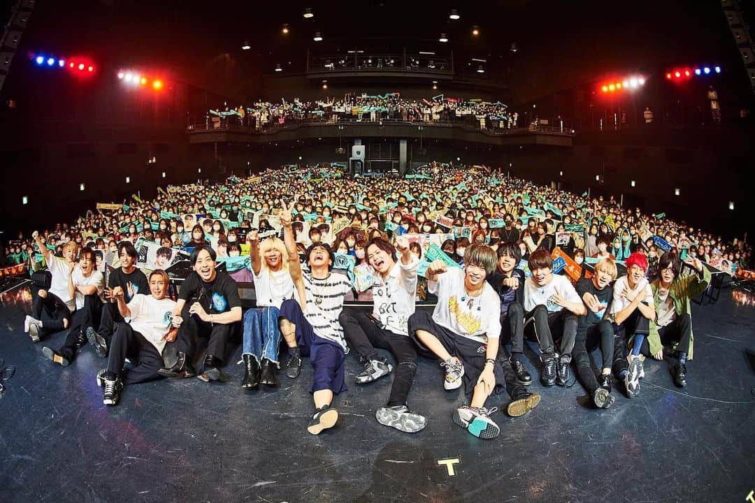 大野雄大のインスタグラム：「昨日は  「KICK THE AGE TOUR」 に出演させていただきました！！  お越し下さった皆様、 応援して下さった皆様、 ありがとうございました😊  Da-iCE史上初の生バンドで挑ませていただきました。 もうリハーサルから楽しくて楽しくて、わくわくが止まらず 本番まで皆さんに言わないようにするのが1番大変でした！！笑  ほんっとに久しぶりの対バンで、 楽しかったですし、 パンパンになっている会場を見て興奮しました😊❗️  声をかけてくれたNovelbrightさん、そしてスタッフの皆さん、 素敵な時間をありがとうございました☺️」