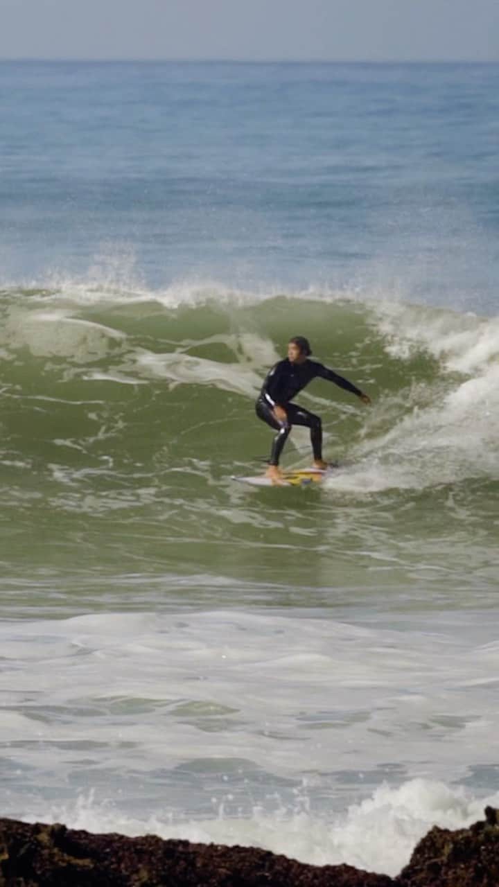 五十嵐カノアのインスタグラム：「When you tell yourself you’re gonna learn how to surf switch and realize you’re just wasting your time.」