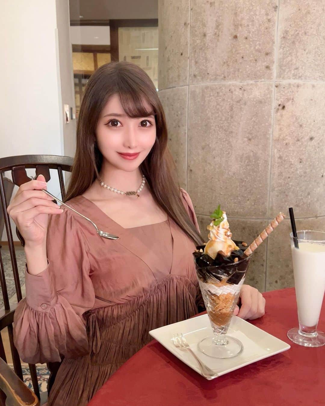 のインスタグラム：「. ラウンド後デザートシリーズ🍨☕️ コーヒーゼリーのパフェ食べたよ😋✨ そして安定のアイスミルク🥛 . コーヒー苦手だから飲まないんだけど、コーヒーゼリーだといける😋🖤 ここのパフェいつも凝ってて美味しくて好き🍨✨ . #ゴルフ女子#ゴルフ初心者#ゴルフ#ゴルフ好き#ゴルフ好きな人と繋がりたい#ゴルフウェア#スイーツ#デザート#パフェ#コーヒーゼリー#コーヒーゼリーパフェ#ラウンド後のスイーツ#herlipto#golf#golfwear#golfgirl#golfstagram#golflife#sweets#parfait#coffee#dior#narita」
