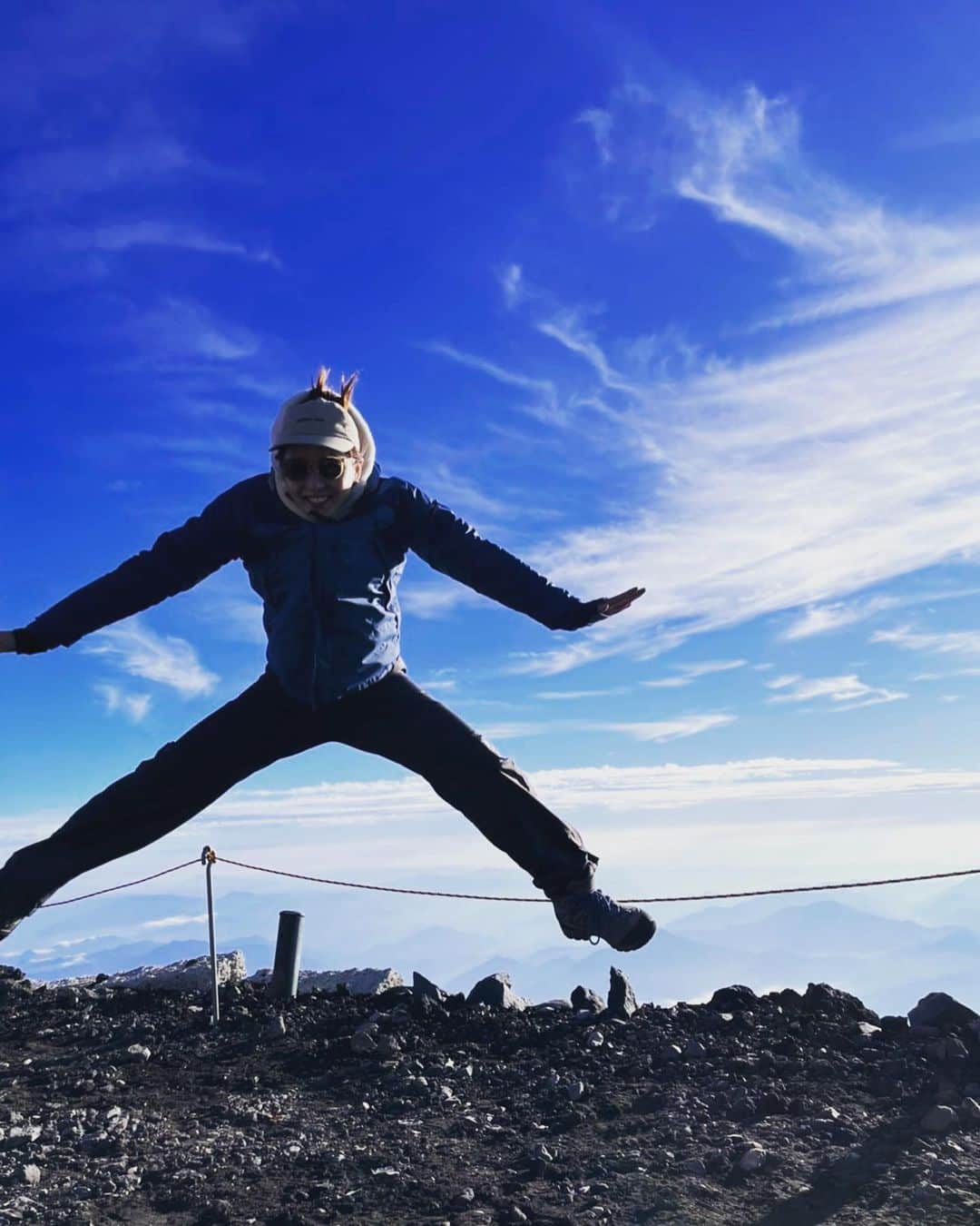 石川恋さんのインスタグラム写真 - (石川恋Instagram)「#富士山JUMP 🗻 頂上で一番やりたかったこと。笑 でも、トレッキングシューズの重みと 7時間登山の疲労で本領発揮できず、、、、 いつもより低いけど、これもまた思い出😭🙏 最後はご来光タイムラプス🌅 #富士山 #mtfuji #mtfujijapan #富士山登山 #元チア部」10月28日 18時04分 - ren_ishikawa