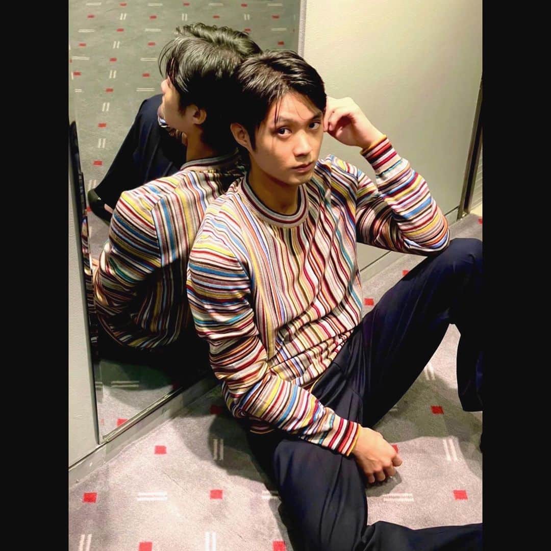 磯村勇斗のインスタグラム：「.   「Paul Smith」  ポール・スミスを象徴するストライプ どこに旅に出ようか。と気持ちが楽しくなる。   @paulsmithdesign  @paulsmithjapan   #PaulSmithStripe #PaulSmith #Stripe」