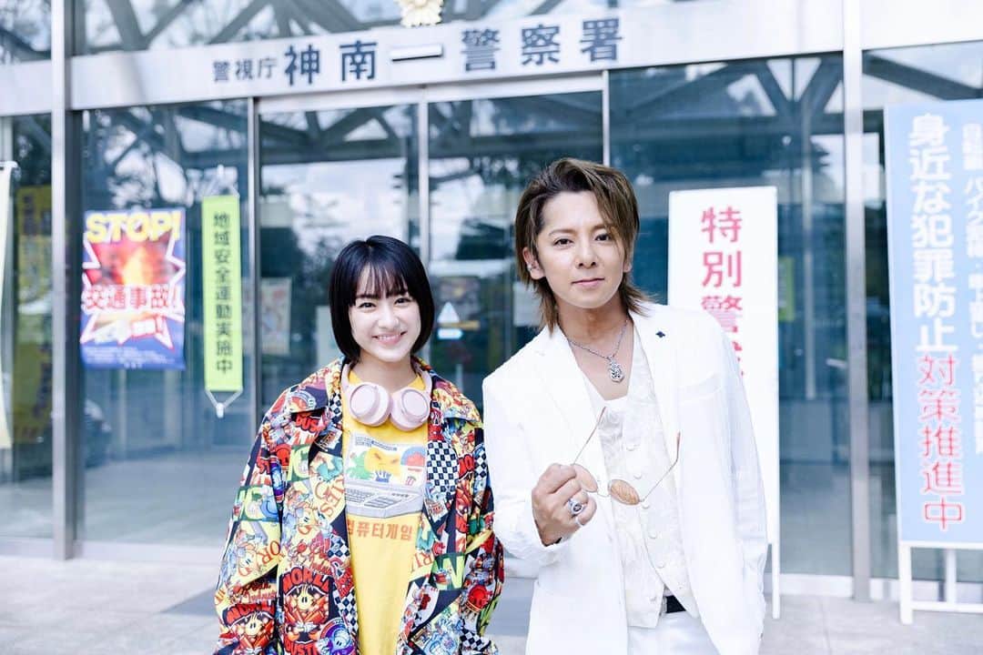 のインスタグラム：「『会社は学校じゃねぇんだよ』 今夜10時~第2話放送です☺︎  1話はもう観られましたか⁇ ABEMAとYouTubeで無料配信されてるので ぜひ2話の前にご覧下さいー！  えりの登場ドキドキするなー。 今夜も激アツです🔥 お楽しみに✴︎  初対面でも気さくにお話して下さった松岡充さんと☺︎ 車のお話や人生のお話沢山お聞き出来て楽しかったです♪ #会社は学校じゃねぇんだよ  #松岡充 さん」