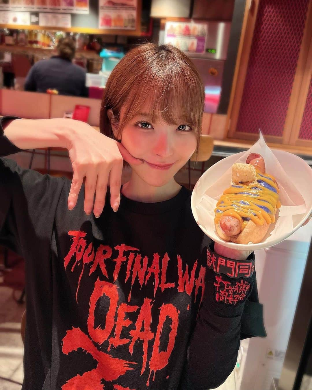 桃乃木かなさんのインスタグラム写真 - (桃乃木かなInstagram)「yeloさん🍧  ・ハロウィンドッグ ・チーズポテト ・ハロウィン ・カルーアミルク(R20) ・グラスホッパー(R20)  yeloさんの営業時間も23:30までに！なんて嬉しい事なんだろう😭 アルコールメニューは久しぶりでしたがグラスホッパーでようやくお腹熱くなるくらい！でもグラスといい、お洒落で夜に食べたくなるメニューですよね🍷 ハロウィンドッグも可愛かった〜👻 10/31まで！  #yelo #六本木 #かき氷」10月28日 18時26分 - kana_momonogi