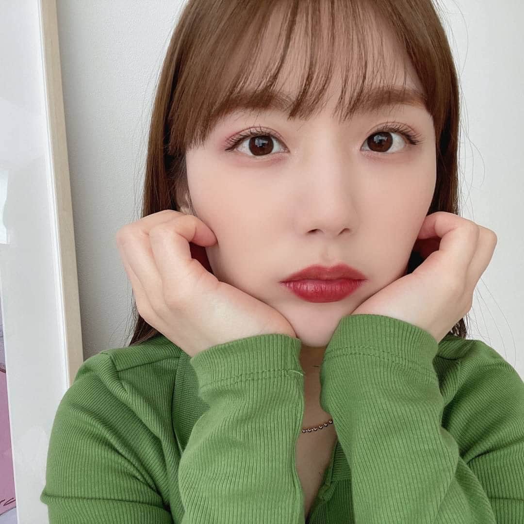 ひよんのインスタグラム：「☃️♨️  寒くなってきて乾燥が気になる季節だけど、 しっかり保湿➕テカリ防止をしてくれる下地💛 👉プリマヴィスタのスキンプロテクトベース<乾燥くずれ防止>を花王さまからいただきました☺️✨  乾燥によるテカリとかもあるから、 しっかり保湿してくれるっていうのは必須だよね🥺✨ 自然にトーンアップもしてくれるから、 冬のメイクにもおすすめだよ😍💄 冬は真っ白のうさぎっぽくいたいと思うのはひよんだけ？🐇🤔笑  肌馴染みもよくて日中美容液の効果もあって しかもマスクにも付きにくいから、 良いことしかない下地だなって思った🤭✨！ 値段は税込3,080円だよ☺️ひよん調べだけど❣️笑  みんなにも是非試してみてほしいって思った アイテムでした☺️💖  #make #makeup #basemake #PR #化粧下地 #新作コスメ #プリマヴィスタ #ベースメイク #マスクメイク」
