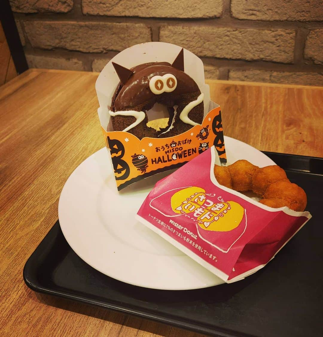 東山奈央さんのインスタグラム写真 - (東山奈央Instagram)「今日は、  お昼にミスタードーナツ🍩 食べました✨✨  毎年ハロウィンの可愛いドーナツ、楽しみにしてるんだ～！  黒ネコドーナツちゃん、 ひとつひとつ目が違っていました👀 この子はキラキラお目目！  細やかなおもてなし……(〃´ω`〃)！  ちょっとだけハロウィン気分、 味わわせてもらえました👻」10月28日 18時39分 - naobou_official