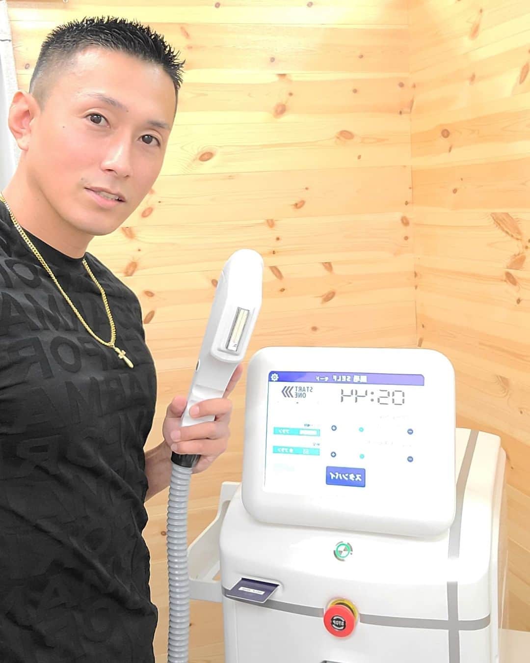 黒石高大のインスタグラム：「セルフ脱毛初挑戦  ワキ 足 ＶＩＯやったんだけど  けっこー楽しかった スーパーのセルフレジやって店員さんみたいで楽しーってなる感じ(笑)自分でやると ここもっと何回も当てて欲しいんだよなーって思う所 好きなだけ当てられるし安いし最高 藤沢の @depilado_fujisawa さんでやったんだけど良きでした　 昔毎日のよーに遊びに行ってた藤沢 なんか色んな事思い出してしまった(笑)  #デピラード #藤沢脱毛サロン #メンズ脱毛横浜 #メンズ脱毛藤沢 #セルフ脱毛 #藤沢駅南口 #湘南ライフ #脱毛藤沢」