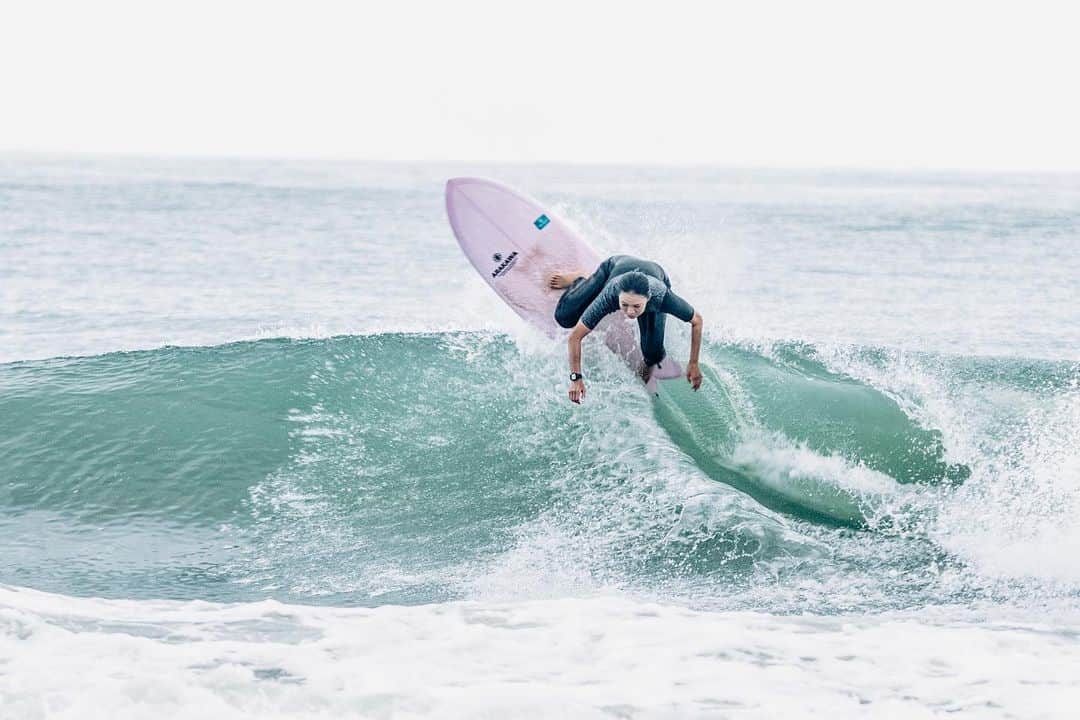 水野亜彩子のインスタグラム：「. 人も少なくて、波も良くて気が付いたら5時間位サーフィンしていた日💙 ここ最近も波がある日が続いていて嬉しい🥰  📸: @lisamoga31   #surfing #twin #surfergirl」