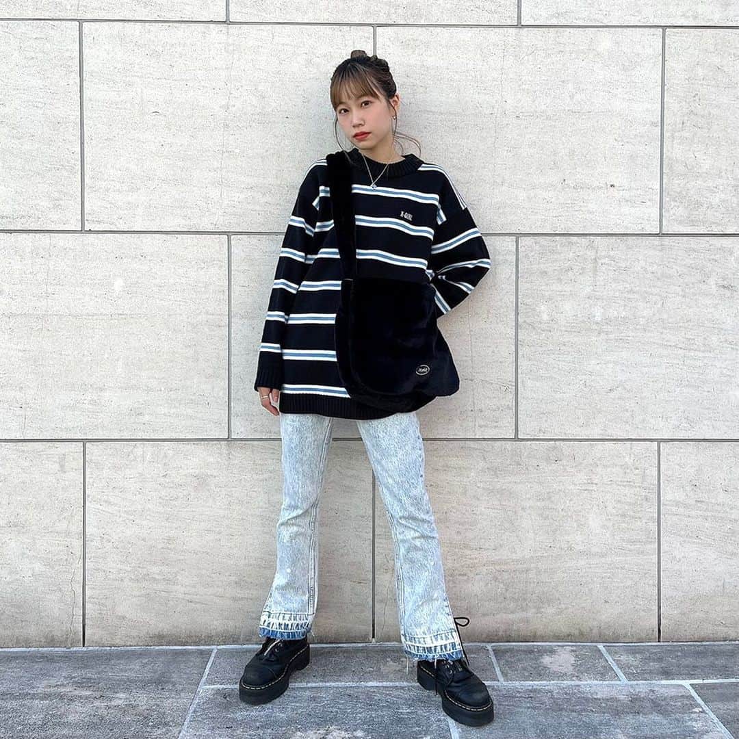 XGIRL_ootdのインスタグラム：「#xgirl_ootd @amane_sss 157cm 　 X-girl HARAJUKU STAFF 　 ------------------------------------ ▪️OVERSIZED KNIT TOP ￥12,100(税込) ▪️CHEMICAL WASH SIDE SLIT FLARED DENIM PANTS ￥13,200(税込) ▪️FUR SHOULDER BAG ￥7,700(税込) ------------------------------------ 　 #xgirl #xgirljp #xgirlus #エックスガール #ストリートコーデ #ストリートファッション #スタッフスナップ #ニット #オーバーサイズ #フレアパンツ」