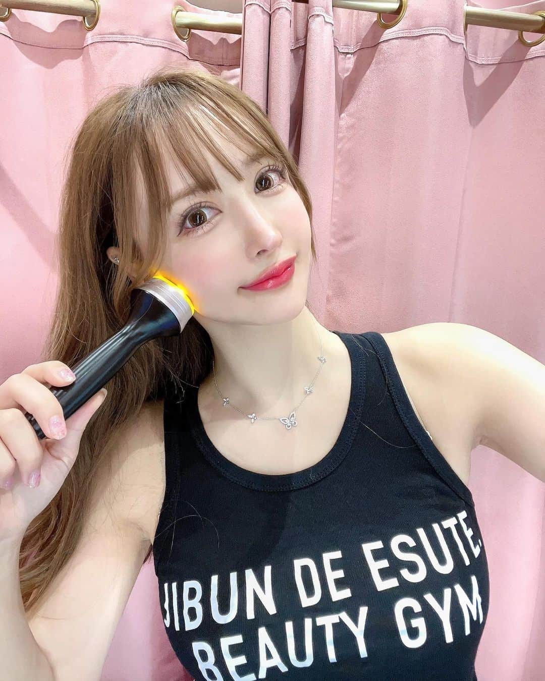 蘭子さんのインスタグラム写真 - (蘭子Instagram)「先日じぶんdeエステ 【 @jibunde_esute 】を体験してきました✨  .  自分で扱えるから出力等、弱いのかと思いきや、  エステでされるのと同じぐらいしっかり温かさや効果を感じる事が出来てびっくりしました😳  .  また、じぶんdeエステで使用するマシンが自宅で使えるマシンレンタルサービスや、  更に購入することも出来るみたいです✨✨  .  有楽町マルイ店にはメンズ店も併設されていて、  黒いお部屋は男性用のスペースで、  シックな感じでした💓  .  低価格でエステ級のケアが出来るのは  凄く良いなって思いました❤️  .  .  .  .  .  #じぶんdeエステ #じぶんde女子 #PR  #エステ通い放題 #自宅deエステ #美容#美容好きな人と繋がりたい #美容マニア #美容クリニック #エステ #ダイエット #ダイエット仲間募集 #ダイエット部  #ビジョビ #ダイエット仲間と繋がりたい #ダイエットビフォーアフター #ジム #ジム女子 #トレーニング女子 #workoutgirl」10月28日 19時23分 - xx_ranko_xx