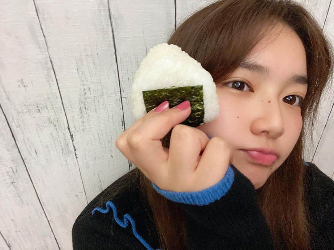 箭内夢菜のインスタグラム：「🍙   #onigiriaction  今年も参加させて頂きます！  おにぎりの写真を投稿すると アフリカ、アジアで困っている子供達への支援に繋がるそうです😌 私たちの身近にあるおにぎり、たくさん投稿して、たくさん支援を送りましょう☺️」