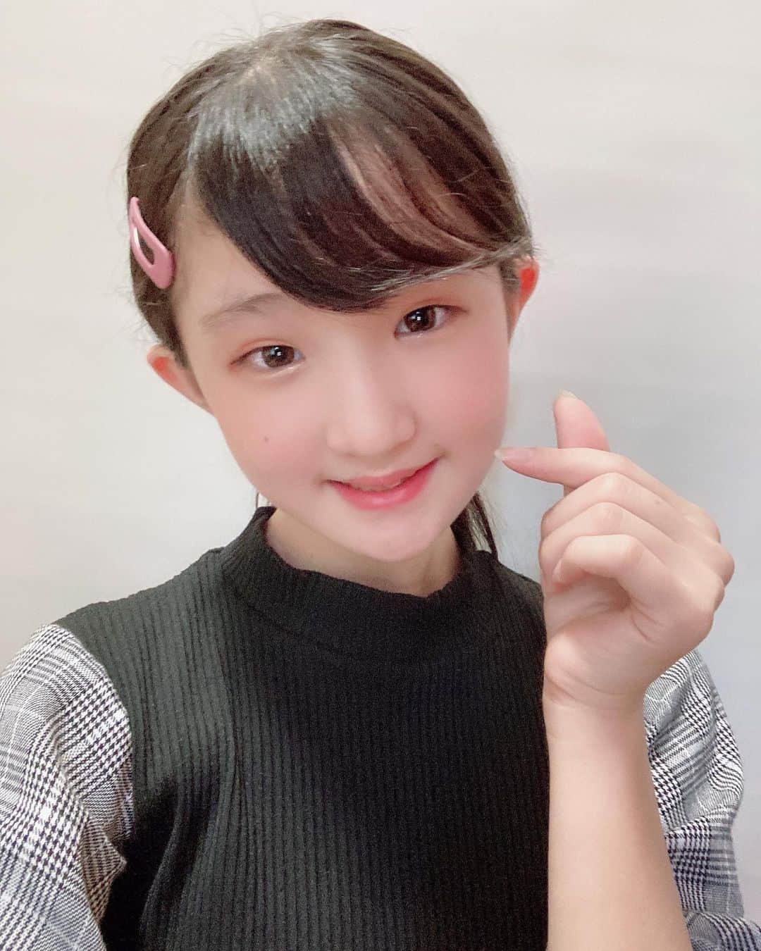 のインスタグラム：「今日はみんな朝何時に起きたー？ やえは7時00分に起きた❣️ 眠い💤」