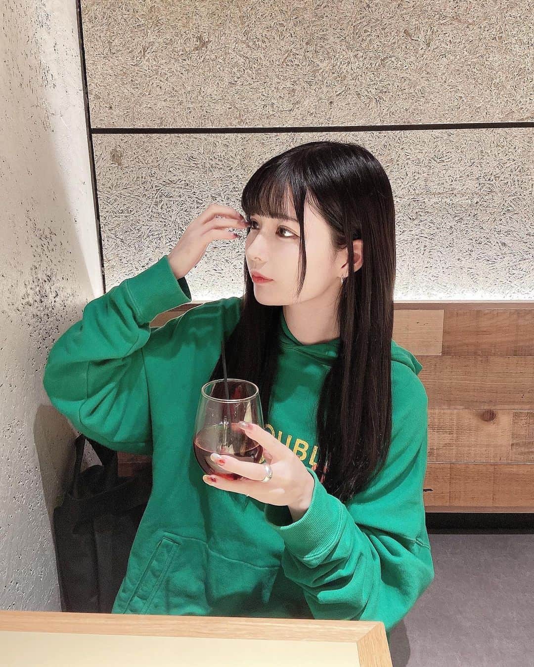 sarimaru(国木田さりまる)のインスタグラム：「昨日前髪を自分で短く切ってしまって少し後悔してます🙂 カフェイン控えてたので久しぶりのアイスコーヒー☕︎」