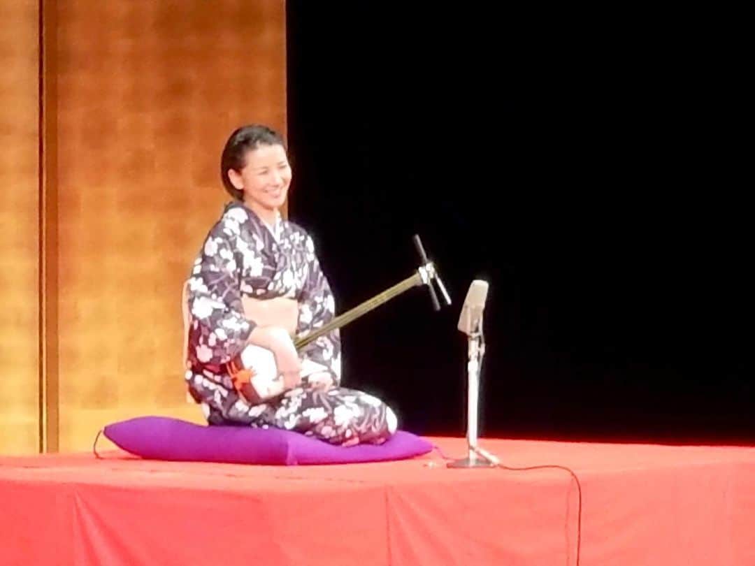 林家あずみさんのインスタグラム写真 - (林家あずみInstagram)「愛知県安城市にて、高校生の芸術鑑賞会で高座に上がらせていただきました✨朝4時45分起きで新幹線に乗り、午前と午後の2回公演✨ 愛楽師匠と、乃ゝ香ちゃんと一緒させていただきました✨  お昼に楽屋に用意していただいた安城市のソウルフード北京飯が、めちゃくちゃ美味しかったです😍✌️ 中華玉子丼のような感じでトロトロたまごに、豚の揚げたものがトッピングされていて、たまらん美味しさでした✨ 高校生の青春の1ページにかかわらせてもらえる事の責任や、喜びを噛み締めながら2回の高座を努め、 帰りの新幹線爆睡で、3回程、窓にデコを強打し起きましたが、すぐに落ちました😂✌️  #愛知県安城市 #芸術鑑賞会 #北京飯 #林家あずみ」10月28日 19時57分 - kurohime424