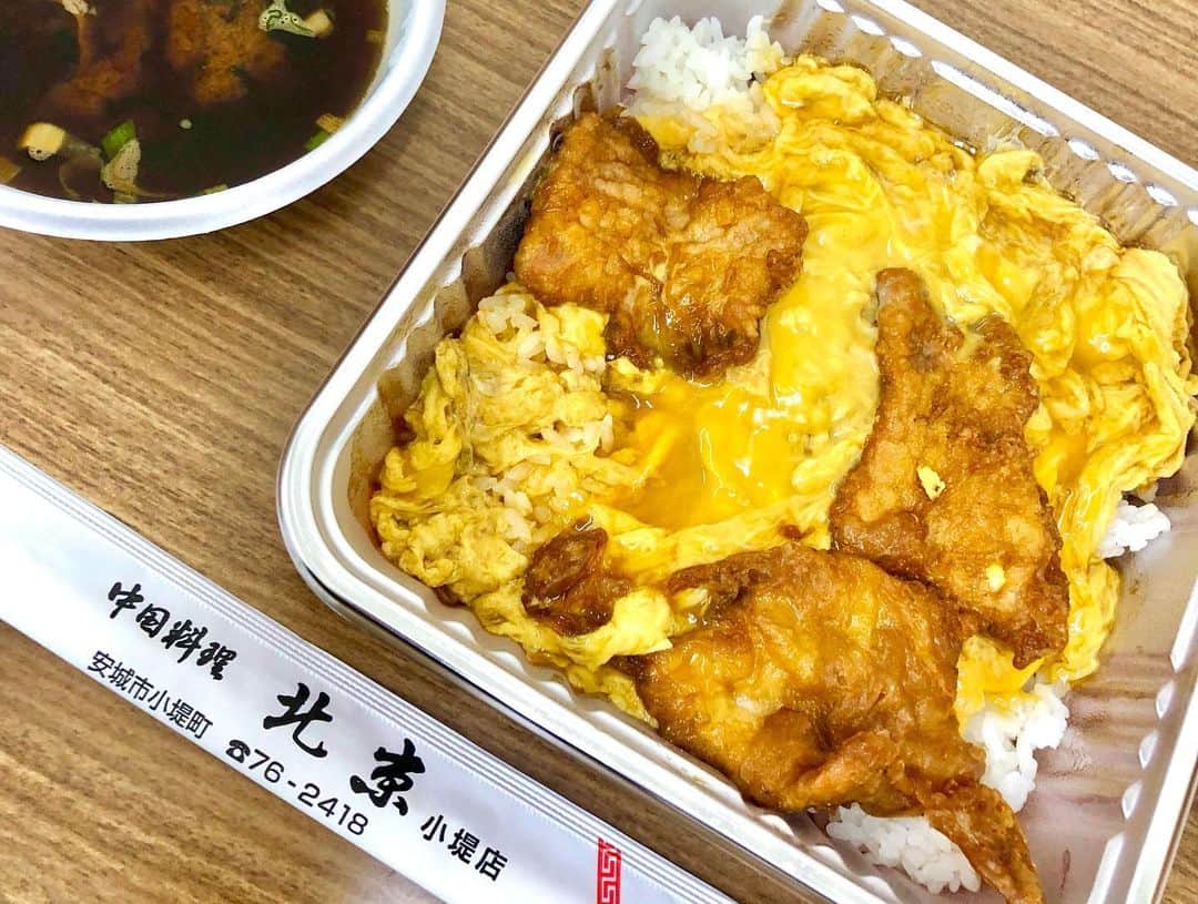 林家あずみさんのインスタグラム写真 - (林家あずみInstagram)「愛知県安城市にて、高校生の芸術鑑賞会で高座に上がらせていただきました✨朝4時45分起きで新幹線に乗り、午前と午後の2回公演✨ 愛楽師匠と、乃ゝ香ちゃんと一緒させていただきました✨  お昼に楽屋に用意していただいた安城市のソウルフード北京飯が、めちゃくちゃ美味しかったです😍✌️ 中華玉子丼のような感じでトロトロたまごに、豚の揚げたものがトッピングされていて、たまらん美味しさでした✨ 高校生の青春の1ページにかかわらせてもらえる事の責任や、喜びを噛み締めながら2回の高座を努め、 帰りの新幹線爆睡で、3回程、窓にデコを強打し起きましたが、すぐに落ちました😂✌️  #愛知県安城市 #芸術鑑賞会 #北京飯 #林家あずみ」10月28日 19時57分 - kurohime424