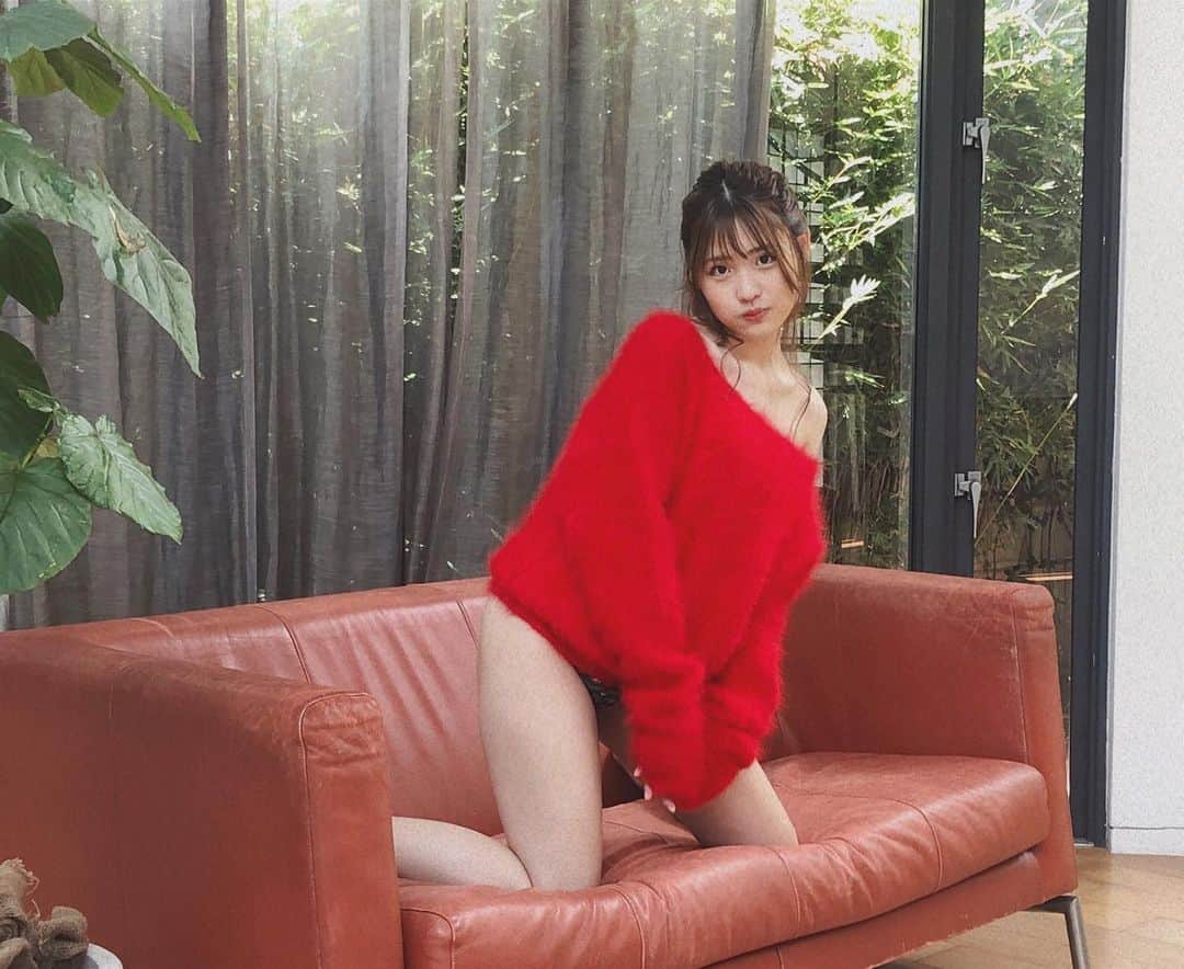石田桃香のインスタグラム：「ちょっと前やけど21日は誕生日でした🎂 今年も誕生日近くにこうしてカレンダー発売できる事が嬉しい。応援してくれる皆さんのおかげです、ほんまにありがとう！発売は10月30日🎃もうすぐ、お楽しみにっ」