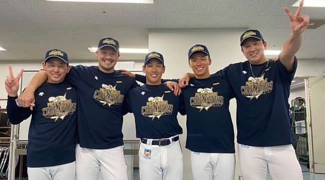 宮城大弥さんのインスタグラム写真 - (宮城大弥Instagram)「優勝〜  まだCSも日本シリーズもあるのでみんなで日本一目指して頑張ります💪  今日くれに、ウィダーとかたくさん買ったら寿司奢ってくれた🤪😒🙄」10月28日 20時16分 - hiroya_miyagi