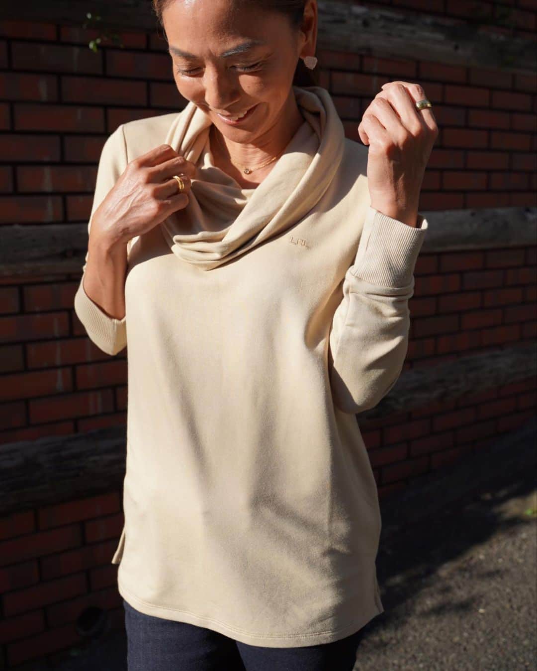 HARUKO（真木明子）さんのインスタグラム写真 - (HARUKO（真木明子）Instagram)「カジュアルなスウェットシャツをシックなファネルネックと胸元のLRLの刺繍で 格式高いローレンスタイルに❤️  とにかく肌触りがよくて、トロトロ ファウルネックのドレープで 胸元がチラッと見えて エレガント  日本初展開のアスレジャーグループの商品です。  11月2日 12時生放送 QVC  #laurenralphlauren #lauren #qvc #qvcjapan #ローレン #ローレンラルフローレン」10月28日 20時10分 - haruko227