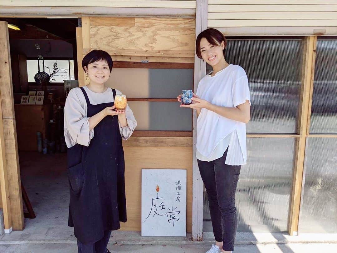 迫田さおりさんのインスタグラム写真 - (迫田さおりInstagram)「・ 明日10月29日金曜日 KKB鹿児島放送 【ですです。】9:55〜 ・ 今回はキャンドル作りを体験させていただきました🕯 ・ 日置市伊集院町にある［蝋燭工房 庭常］さんではいろんなキャンドルを作っているのですが、中でも私が魅力を感じたのが写真2・3枚目の火山灰を使ったキャンドルです🥺 火山灰がこんな素敵なキャンドルに変身するなんて驚きです🕯 写真4枚目のキャンドルはコラボで作られてるというキャンドル🕯 色合いが絶妙で見た瞬間「なんなんだ‼︎この素敵なキャンドルはーぁ😳✨」っと心を掴まれました🕯笑 ・ 今回私は蝋の中、好きな香りのアロマを入れさせてもらって、火を灯すといい香りで癒してもらえるキャンドルを作らせていただきました🕯 ・ キャンドルに癒されたひとときでした🕯 ・ ありがとうございました😊 ・ ぜひご覧ください🕯 ・ ・ #鹿児島 #KKB  #ですです #蝋燭庭常 #アトリエニワトコ #キャンドル #鹿児島キャンドル」10月28日 20時16分 - saori.rio