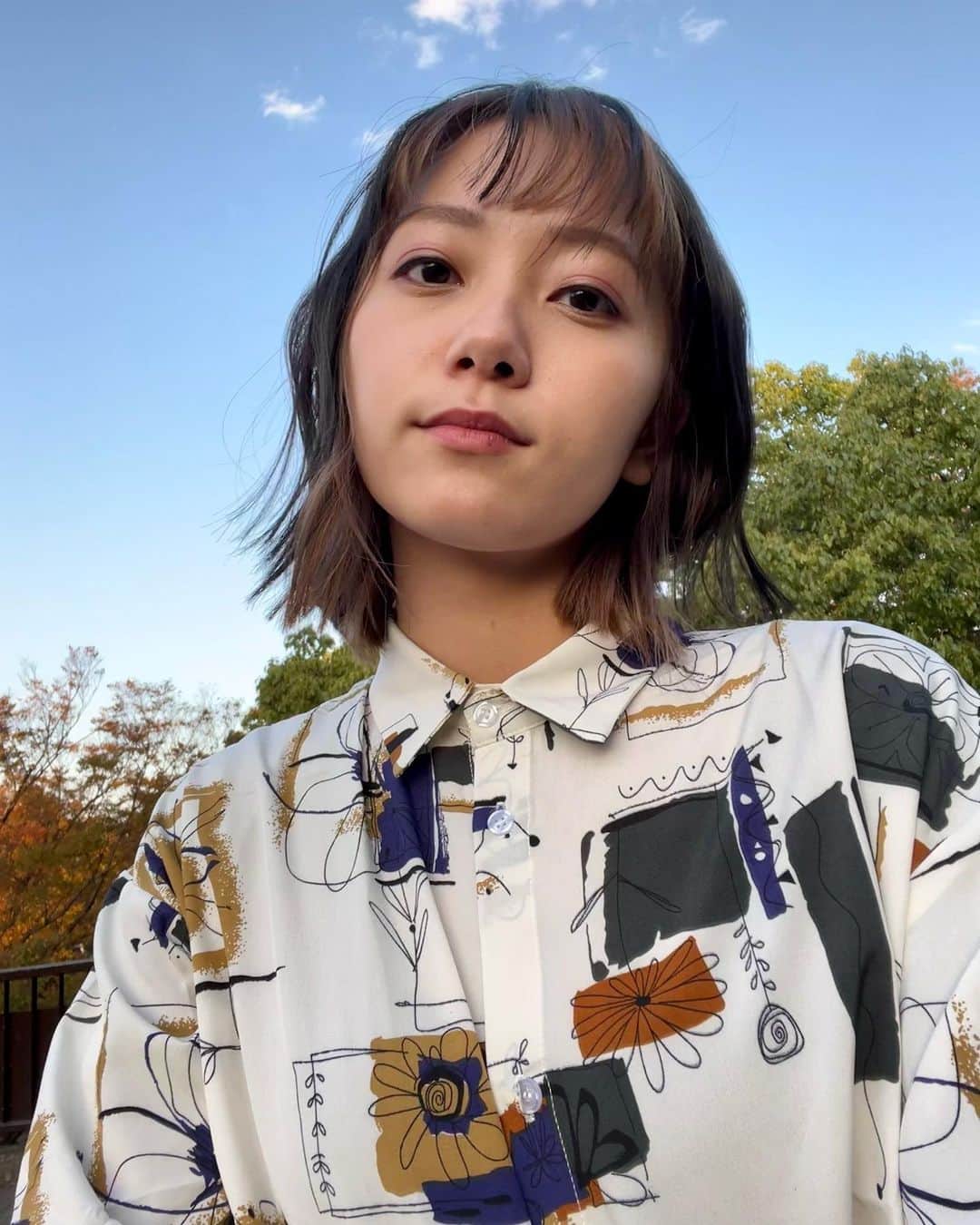 のインスタグラム：「東京放置食堂7話見ていただいてありがとうございます！ 突然ですが、お知らせします。 Amazonプライムにて配信します、 「孤独のお掃除時間」女性編に主演、馬場園桃子役を務めます。 男性編女性編があります！ 男性編は山崎樹範さんが主演を。 女性編はわたくし、工藤綾乃が。 今回の撮影ではお会いしてないですが以前「インベスターZ」というドラマでご一緒させて頂いたことがあります。魅力溢れる俳優さんと主演として並べること大変光栄です。  11月1日(月) 0時 より全話(1~8話)Amazonプライムにて配信開始です。もうすぐですよ！！ あ、プライム会員ではない方、、すぐに登録お願いします🤲笑  1枚目はドラマと関係ないんですが最近の私の写真です ちょっと訳がありまして、、？笑 またお知らせします〜！ 2枚目3枚目は一緒に共演した眞嶋優ちゃんと！優ちゃんはなぜサッカーボールを持ってるのでしょうか。 それはドラマを見ていただければ分かります 撮影が6月だったのでめちゃくちゃ幼い私。  もう一度言います。11/1より配信です☺️ #工藤綾乃 #amazonプライム  #孤独のおそうじ時間」