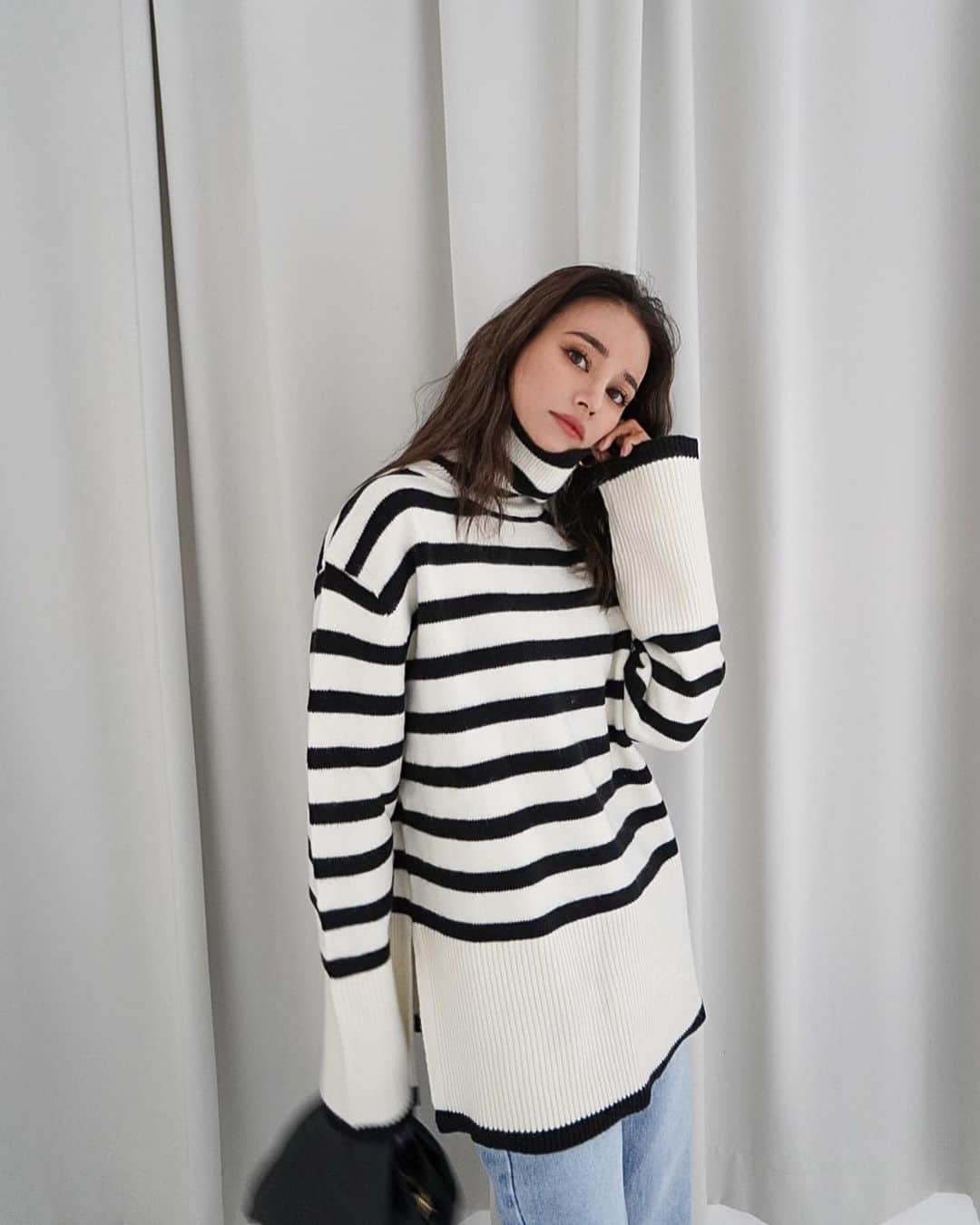 Rika Sasaki JPNのインスタグラム：「発売前からお問い合わせ頂いていた 新作ニットが本日発売しました🖤 そして本日から使える ハロウィンクーポンコードで 10%offになるので、ぜひこの機会に ご利用ください🎃🍭 Coupon Codeは【HALLOWEEEN】 10/31の23:59まで使えます🥰 @aeddy.official」