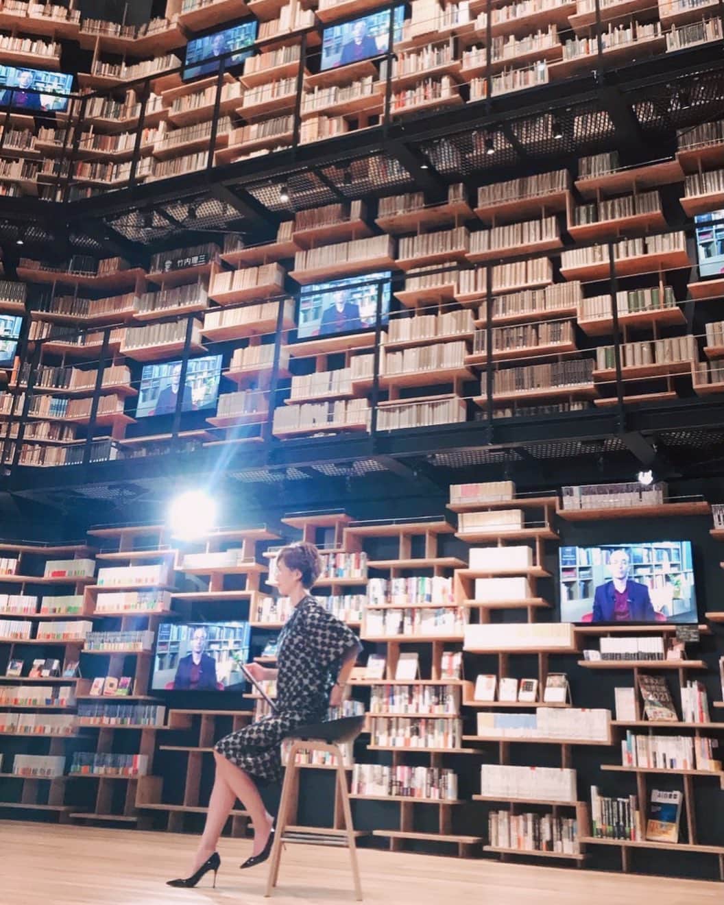 徳永有美さんのインスタグラム写真 - (徳永有美Instagram)「本に囲まれて。 知の巨人へのインタビュー。 #未来を人から #未来をここから」10月28日 20時28分 - yumi_tokunaga.official