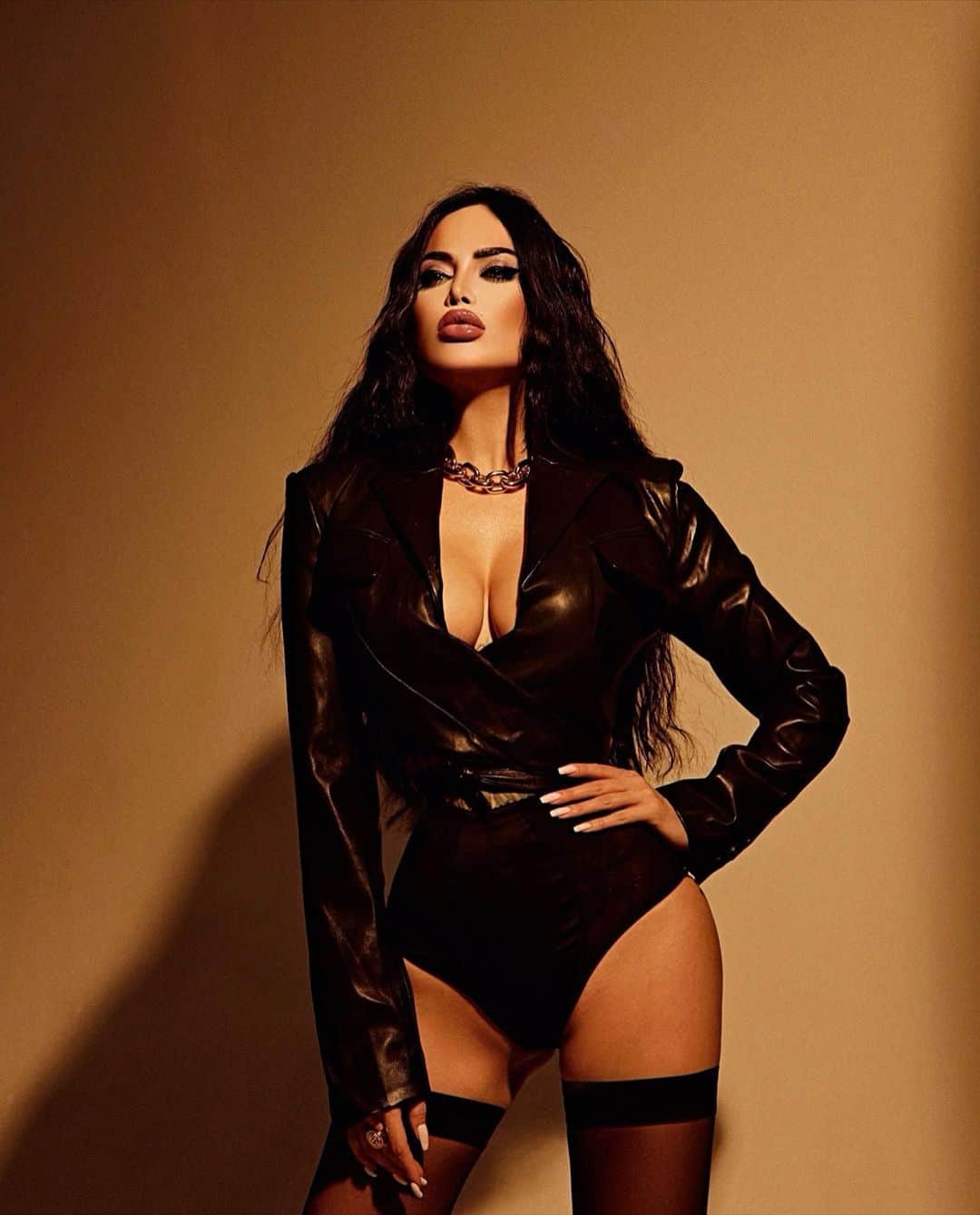 Nita Kuzminaのインスタグラム：「Любовь.. Мне кажется мы были рождены для того, чтобы любить друг друга. Просто нас прошибло друг другом насквозь, будто мы две винтовки, что друг по другу не промазали! А после, двери для наших чертей стали напрочь раздроблены, превратившись в острые осколки и они все посыпались, жадные, голодные: ее на меня, мои - на неё.. и между нами завертелся сeкс! Да, вот так откровенно и честно. Между нами был постоянный секc и неважно было расстояние! Плевать, исчисляется оно милями или сантиметрами. Между нами был непонятный, бесстыжий секc.. им было пропитанно всё! Я одевал галстук и представлял, как она снимает его. Я поправлял ворот пиджака и желал, чтобы она вцепилась в него руками и сдернула прочь. Как я обычно поступал с ее блузками, задирал на ней юбки. Как во всем, что между нами было — был секc. В разговорах, в движении, как мы передаём друг другу сахар или, как она целует меня невинно в щеку. Но в этом невинном жесте было столько огня, что моя щека полыхала до вечера, после ее губ. Мы занимались секcом постоянно: взглядами, разговорами, в запахах, друг в друге.. И я рад, что наши голодные звери так и не нашли в нас досок и гвоздей, чтобы заколотить от нашей страсти двери. Потому что вдруг так случится, что между нами затихнет страсть, я даже не знаю, кто первый из нас выбьет к ним дверь! ❤️‍🔥❤️‍🔥❤️‍🔥 __ Photographer @dnpankov」