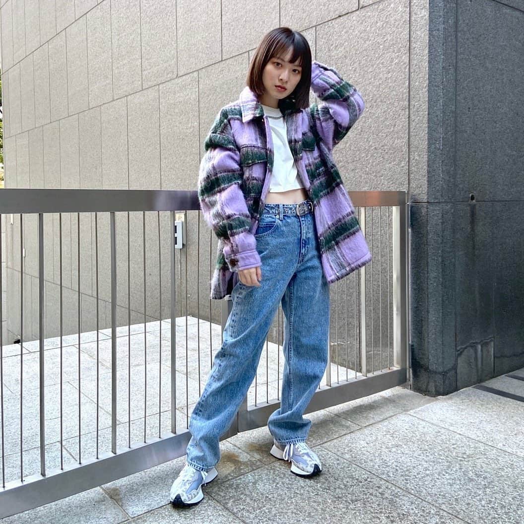 XGIRL_ootdのインスタグラム：「#xgirl_ootd @__ndk.520 161cm 　 X-girl FUKUOKA STAFF 　 ------------------------------------ ▪️SHAGGY BIG SHIRT ￥25,300(税込) ▪️BOX LOGO WIDE L/S TEE ￥7,700(税込) ▪️HIGH WAISTED LOOSE FIT JEAN ￥12,100(税込) ▪️PEARL CHAIN NECKLACE ￥3,300(税込) ▪️New Balance x atmos x X-girl WS327 ￥13,750(税込) ▪️CONCHO CLEAR BELT ￥5,500(税込) ------------------------------------ 　 #xgirl #xgirljp #xgirlus #エックスガール #ストリートコーデ #ストリートファッション #スタッフスナップ #シャツジャケット #ビッグシャツ #オーバーサイズ #チェックシャツ」