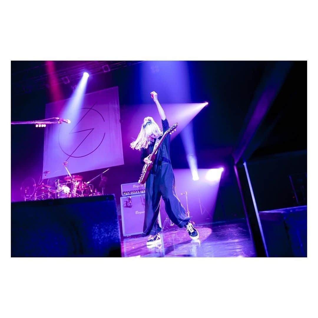 MAMIのインスタグラム：「SCANDAL TOUR 2021 『SCANDALの対バンツアー』 . . . 今ツアーラスト！福岡はVaundyをお迎えした夜でした⭐️⭐️ めちゃくちゃかっこよかったね⁉️は⁉️🥰 もしよ、もし、私が彼の歌声だったら無双してるよ⁉️⁉️(?) 最高すぎたしまた一緒にできたら嬉しいなだしまたライブ観たいな😭🧠🔥 ただのファンですわ😭😭🍾🎊 来てくれたみんなありがとうねーー！🥰 . 📸 @takeshiyao」