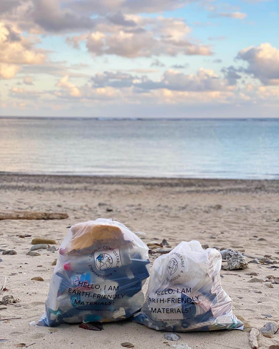 のインスタグラム：「TEAM OKINAWAでビーチのcleanup🧤 . ゴミ袋は生分解性♻️ @earth_friendly_official で購入可能。 . 美しい海とプラスチックゴミと軽石と死んだ珊瑚達。 . 問題は山積み、そして私達ができることはたくさんある。🌏 . .  #サスティナブルアンバサダー#エコライフ#オーガニックアイテム#マイボトル#エシカル#エシカルライフ#オーガニックコスメだけでメイク#ゴミ拾い#クリーンアップ#ビーチクリーン#サスティナブルな暮らし#サスティナブルファッション#ゴミ拾い活動#珊瑚に優しい日焼け止めを選ぼう#沖縄エシカルツアー#珊瑚植え付け#エシカルツアー」
