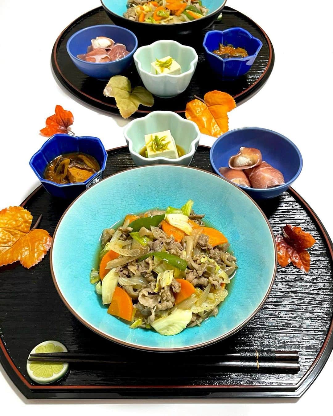 Manaさんのインスタグラム写真 - (ManaInstagram)「🍄🍁🌾 収穫の秋、食欲の秋🇯🇵♥️ In the autmn season of Japan, there are many great seasonal food like chestnuts, mushrooms, lotus root, and pumpkin. So in Japan, people say that autmn is the best season to have a good appetite! . . 今日の秋をぎゅっと詰め込んだ #管理栄養士ごはん 😊 (簡単メニュー多めで手抜きしてます💦) . ✔︎しめじと舞茸たっぷり豚肉の生姜焼き ✔︎ホワイトマッシュルームの生ハム巻き ✔︎冷奴すだちポン酢かけ ✔︎椎茸のピリ辛焼き . お気づきでしょうか？💕 今回の、主役の食材はズバリ… . きのこ🍄 . 豚肉の生姜焼きはお野菜を多めに。 一緒に炒めるようにして 栄養たっぷりのおかずにしました💓 . ホワイトマッシュルームは臭みがほとんどなく 皮をむいてフレッシュのままいただけます♪ . . 小鉢料理は、さまざまなお料理を ちょっとずつ、栄養素もバランスよく 摂取できるのでおすすめですよ☺️✨ . 淡色野菜と緑黄色野菜の両方を意識すると◎ . . 是非、参考にしてみてくださいね👩🏻‍🍳🍳💕 . . . . #japanesefood #washoku #クッキングラム #管理栄養士 #栄養士 #料理研究家 #秋の味覚 #収穫の秋 #食欲の秋 #ビタミン補給 #おうちごはん #簡単ごはん #夜ご飯 #夕ごはん #夕ご飯 #夜ごはん #栄養バランス #きのこ料理 #きのこ好き #舞茸 #マッシュルーム #椎茸 #ささっと飯 #いただきます」10月28日 20時52分 - mana.tcy