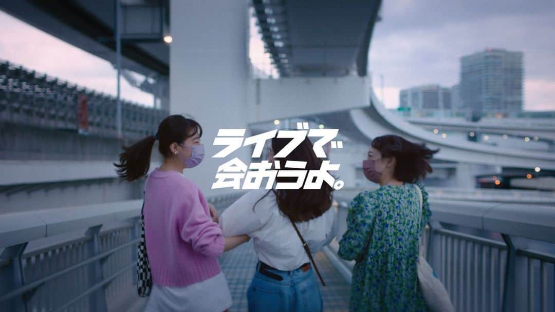 平塚麗奈のインスタグラム：「・ 【JAPAN LIVE YELL project】 WEB Movie「ライブで会おう。」 に出演しています☁️  森山直太朗さんの、「花」という曲にのせた、素敵なムービーです。是非ご覧下さい🎤🤍  #japanliveyellproject  #ライブで会おう」