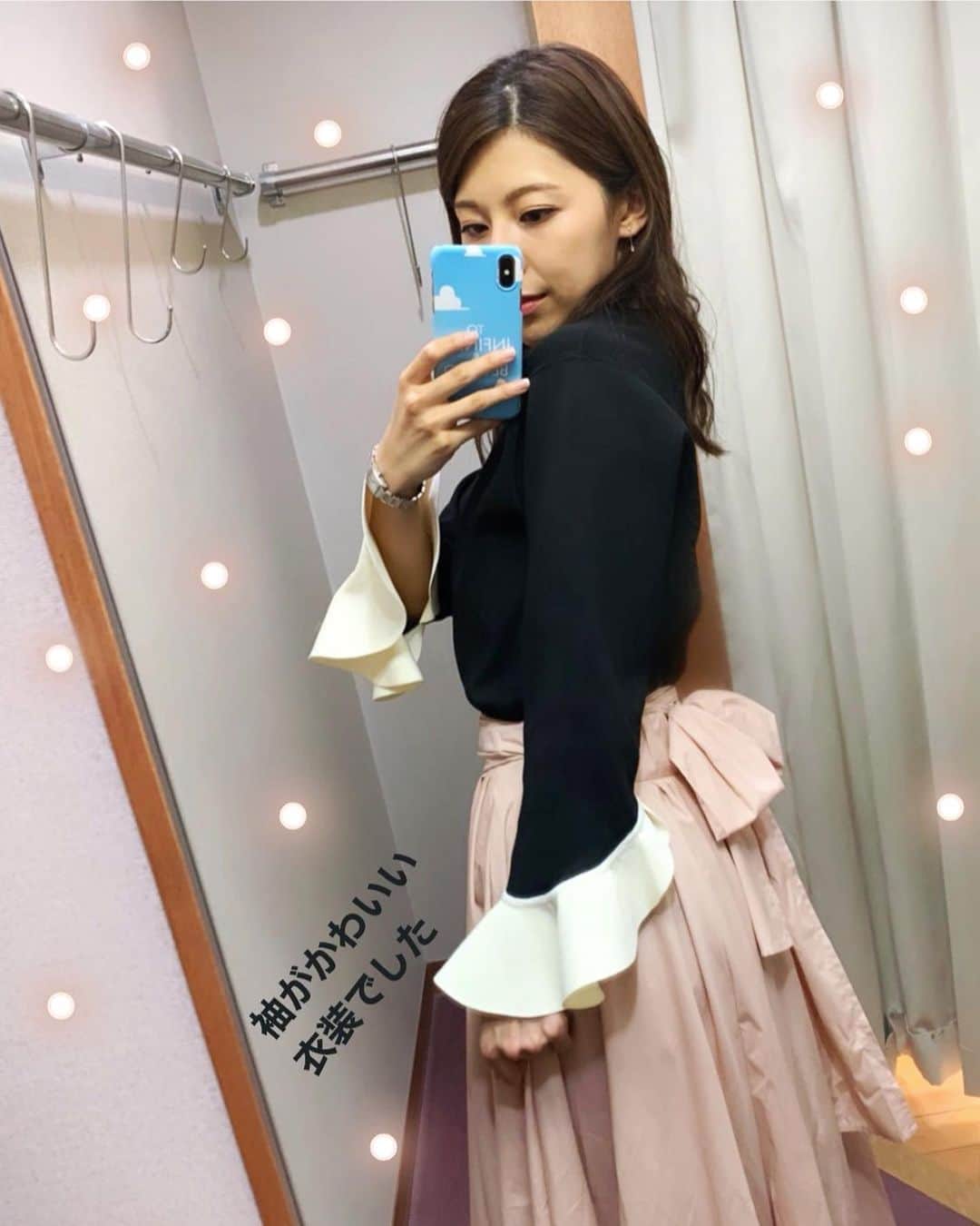 上村彩子さんのインスタグラム写真 - (上村彩子Instagram)「. . ちょっと甘めな衣装の日🎀 袖のラインが華やかでした。  明日もお昼のニュース、 よろしくお願いします！」10月28日 21時15分 - saekokamimura