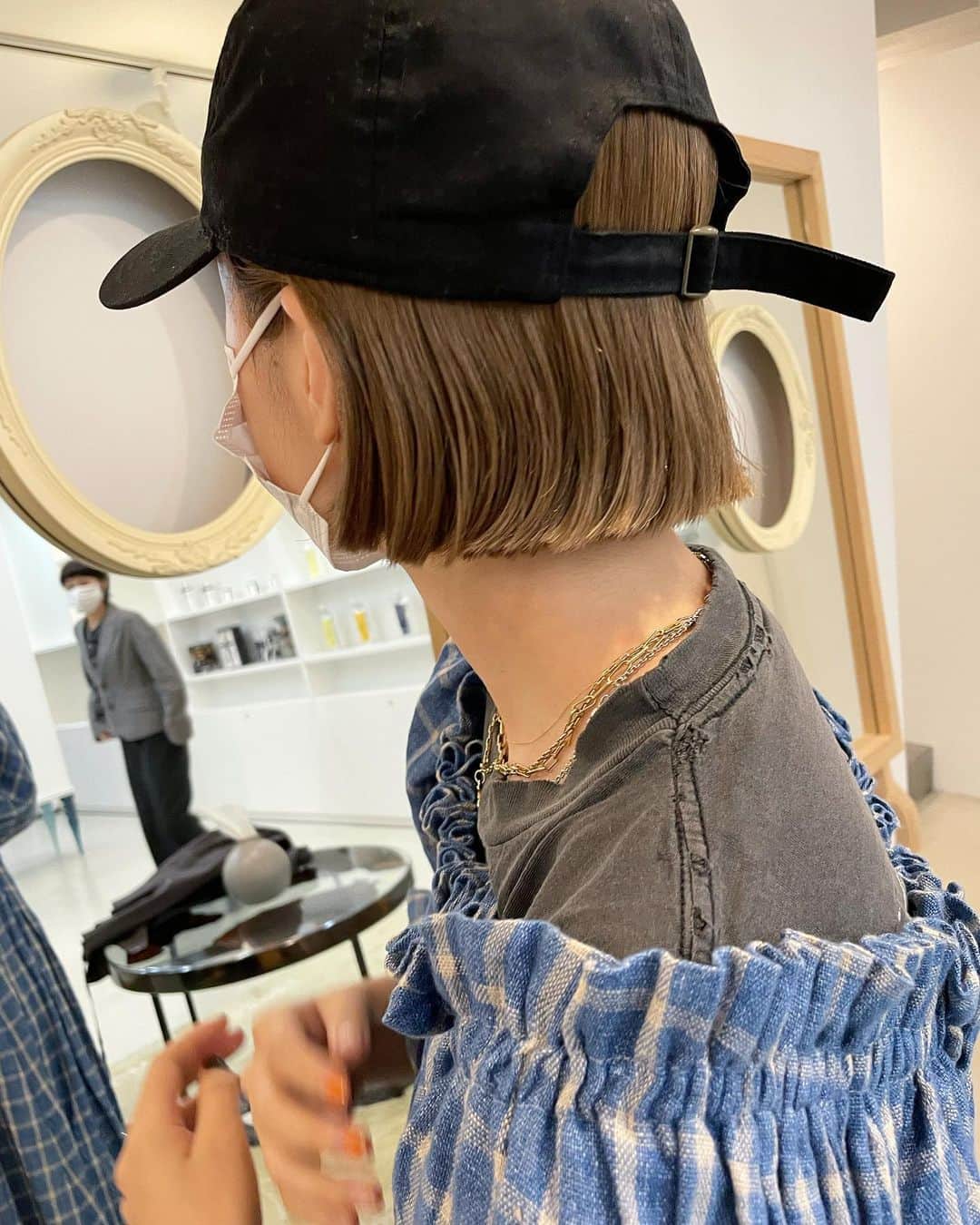 saki kojimaのインスタグラム：「. 金髪ボブ卒業したい気もするんだけど、金髪ボブが落ち着く〜✂️(けど、さやみさんには黄色をすすめられてる🐣)」