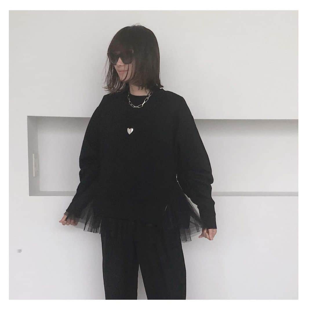 井関かおりのインスタグラム：「長い1日がやっと終わった😱  今日から　@riko.tokyo_official のサイトに新商品がアップされました^_^販売は11/4(木）22:00~ですが、さっそくチュールキャミセットのスエットを着てみた♡オールブラックでもチュールや袖のシルエットで単調になりすぎず◎  tops: #rikotokyo  pants: #31philliplim  bag: #setsukosagittaire   #着回し #スエット #プルオーバー #チュール #リコ #リコトーキョー」