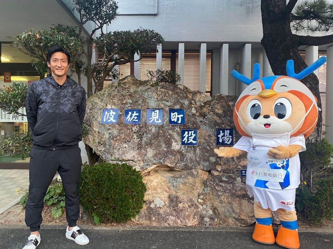 都倉賢のインスタグラム：「波佐見町に表敬訪問させて頂きました。  もともとプライベートで家族で何回も訪れていた波佐見町にこうしてV長崎の選手と言う立場で伺う事が出来たことを嬉しく思います。 町長をはじめ役場の方々とお話しさせてもらい波佐見町をより知る事が出来ました。  また改めてプライベートでも家族で遊びに伺いたいと思いますので宜しくお願いします！！！」