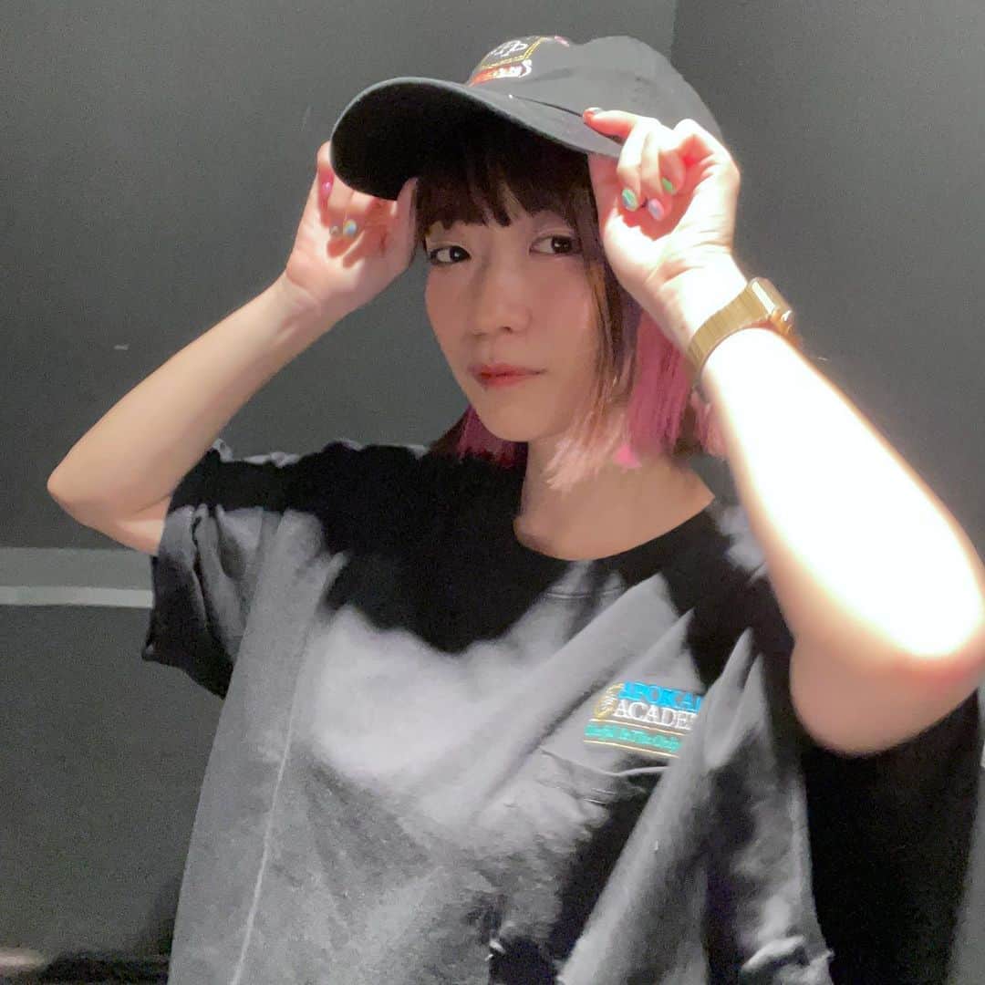ぱいぱいでか美のインスタグラム：「明日から大阪大阪福岡でございます。 . APOKALIPPPSとして明日から大阪→大阪→福岡です！ アポカリの新グッズ、キャップとポケTも可愛いので要チェックでございます。 暗いとこでインカメで撮ったから画質終わっててすみません。 詳しくはアポカリのTwitterで告知されとります！ デザインはべにちゃん🐰❣️ ライブもお近くの方は是非ねー❣️ 一緒に遠征しちゃう勢のみなさんは期日前投票忘れずに🙏🏻 . #APOKALIPPPS  #ぱいぱいでか美 #でか美ちゃん」