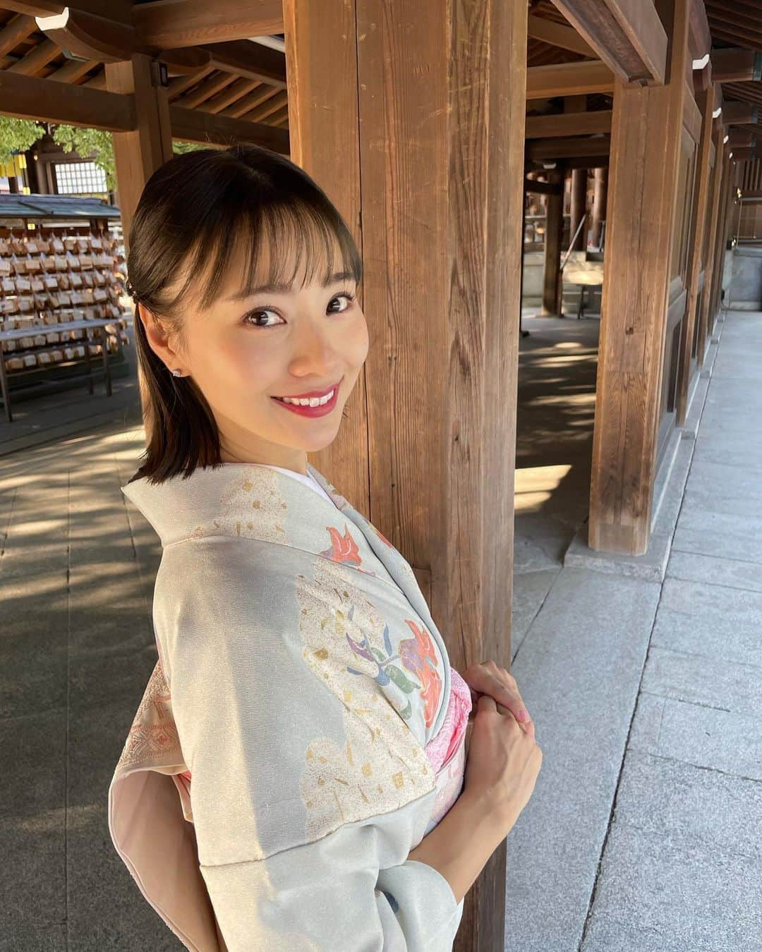 池端レイナのインスタグラム：「去年穿粉紅色的和服，今年穿青藍色的的和服。兩個都是我媽給我的可貴的東西。 每年有機會能穿和服很開心的呢☺️ 昨年はピンク色のお着物を。 今年は水色のお着物を。 どちらも母から譲り受けた大切なお着物。 毎年、こうして着る機会があるのが、とっても嬉しい☺️たくさん着たいなぁ。  #媽咪日常 #媽咪 #兄弟 #兄弟ママ #兄弟リンクコーデ #産後ダイエット #産後 #ママライフ  #二児の母 #着物 #和服」