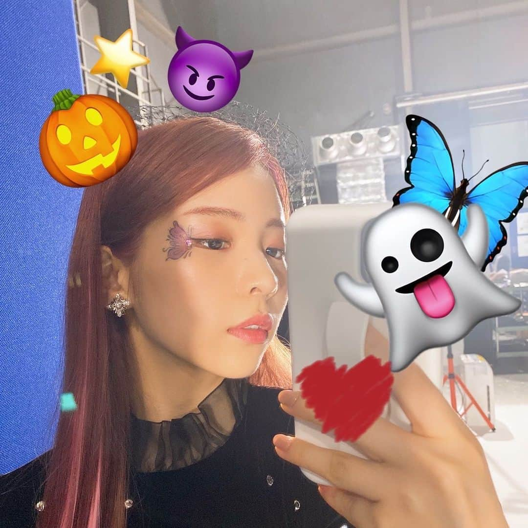 NiziUさんのインスタグラム写真 - (NiziUInstagram)「ちょっと早めのハッピーハロウィン👻🦋 . . . 좀 이른 해피 할로윈~!!👻🦋 #niziu #maya」10月28日 22時04分 - niziu_artist_official