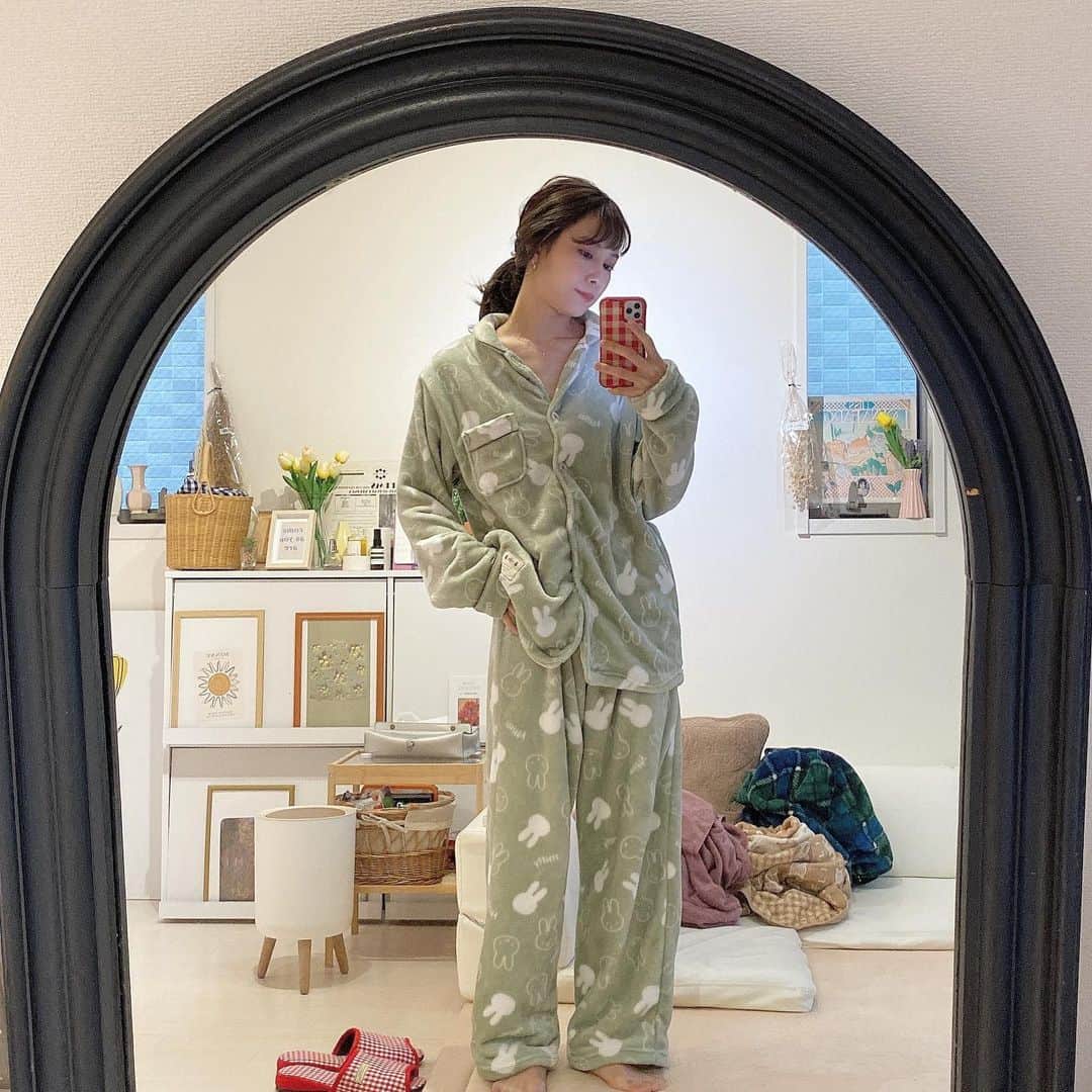 m.a.c.o.zのインスタグラム：「最近のStayHome style🏡💗 最近のおうちカフェは ほうじ茶ラテを作ること！  グッと寒くなって 寒さに弱いまこは 心強いアイテムを手に入れました🤎  ふわっふっわ！で お布団にくるまるよりも暖かい🥺 着心地抜群で、軽くて、、、 うちのワンコにギュッとして もらってるみたいに気持ちいい🐶♡̢ 伝わるかな、わら ルームウェアよりはパジャマ感強め。 ゴミ出しくらいなら行けるかも笑  ピンクとかは似合わなそうだから グリーンにしたら、 彼も気に入っちゃって、 ズボンは取られた‪ᯅ̈ ゆるゆるで着たかったからLサイズ Hi! ONLINE STORE で注文⺣̤̬♥ @hionlinestore これも ふわもこルームウェアシリーズの1つで このシリーズが30%オフのsale中🥨🥖  このサイトのLINEを友達登録すると、 税込3,000円以上お買い上げで使える500円オフクーポン貰えます☕️  まこのこのルームウェアも 5000円くらいが30%offで 3400円くらいなので、 LINEクーポンでさらに500円off💰 ってことですねっ？😍😍 ストーリーにも流しますが、 まこのプロフのところにも 数日だけURL載せますので 飛んで見てください😉💗  このふわふわを味わって欲しい🥺  #hionlinestore#ハイオンラインストア #ルームウェア#パジャマ#ミッフィー#ステイホーム#韓国ファッション#ナイトウェア#韓国インテリア#インテリア#家カフェ#おうちカフェ#おうち時間」
