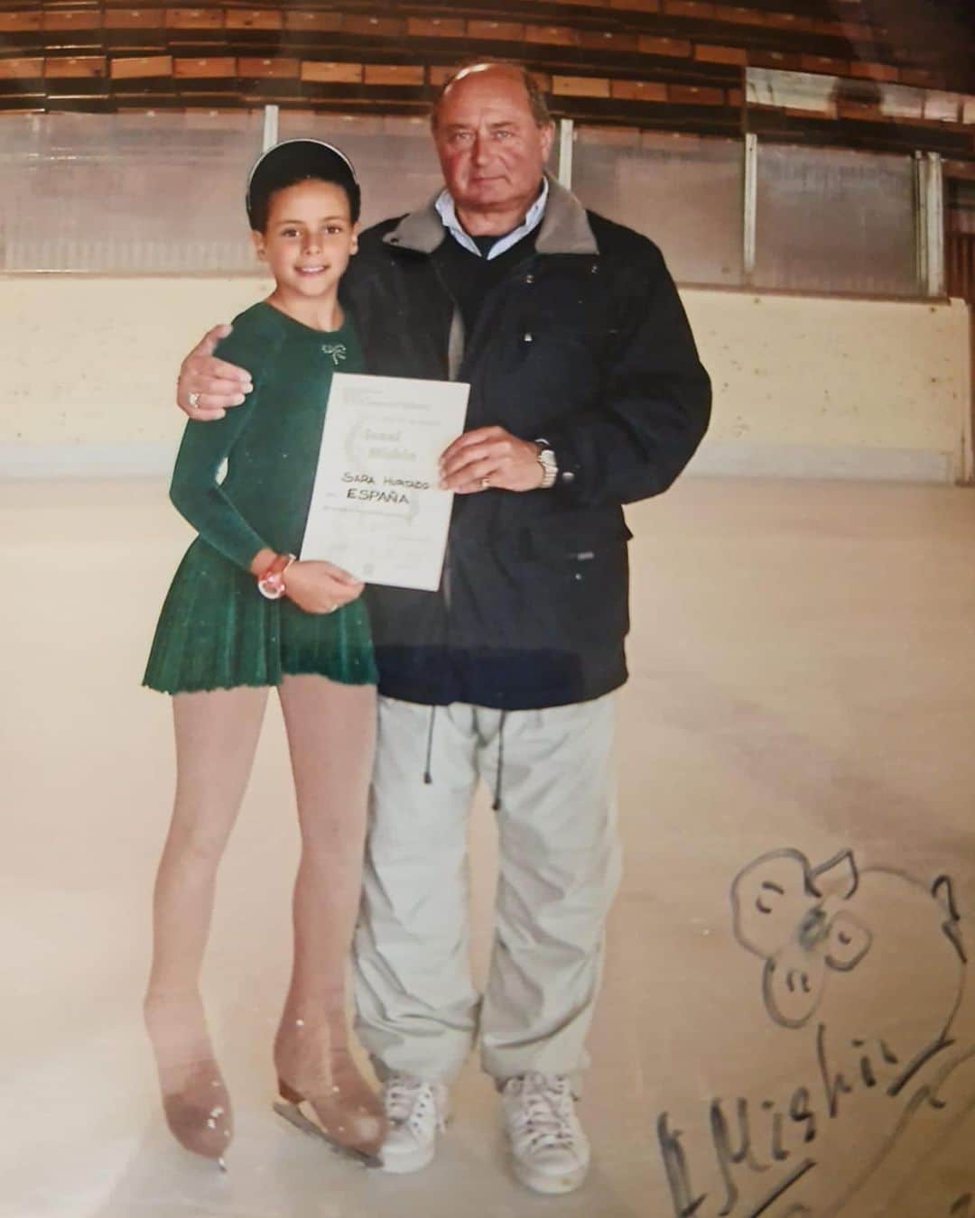 のインスタグラム：「Prueba gráfica de mi intento (fallido, pero disfrutado) de ser como @liza_tuktik 😅😂🙈 Ni el mismísimo Mishin me hizo saltar en condiciones…  Gracias que encontré la danza, que ya es mi compañero @kirill_khalyavin el que me eleva por los aires. 🙃🕊  Los fans del patinaje sabrán de lo que hablo…😜 Un #tbt sin desperdicio alguno que me trae recuerdos de una época muy bonita de mi vida #sobrehielo .  Me llegan a decir entonces todo lo que estaba por venir y no me lo creo… 🤍⛸」